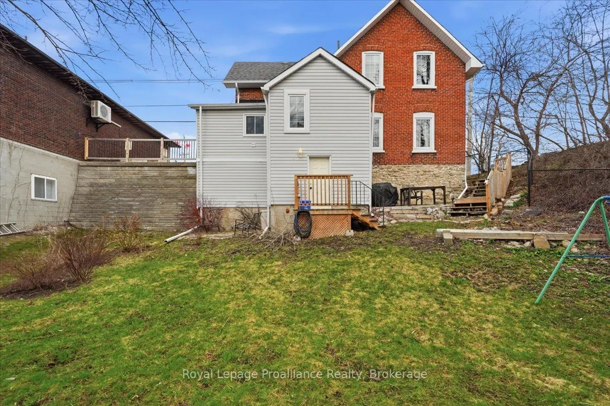 209 Dundas Street E