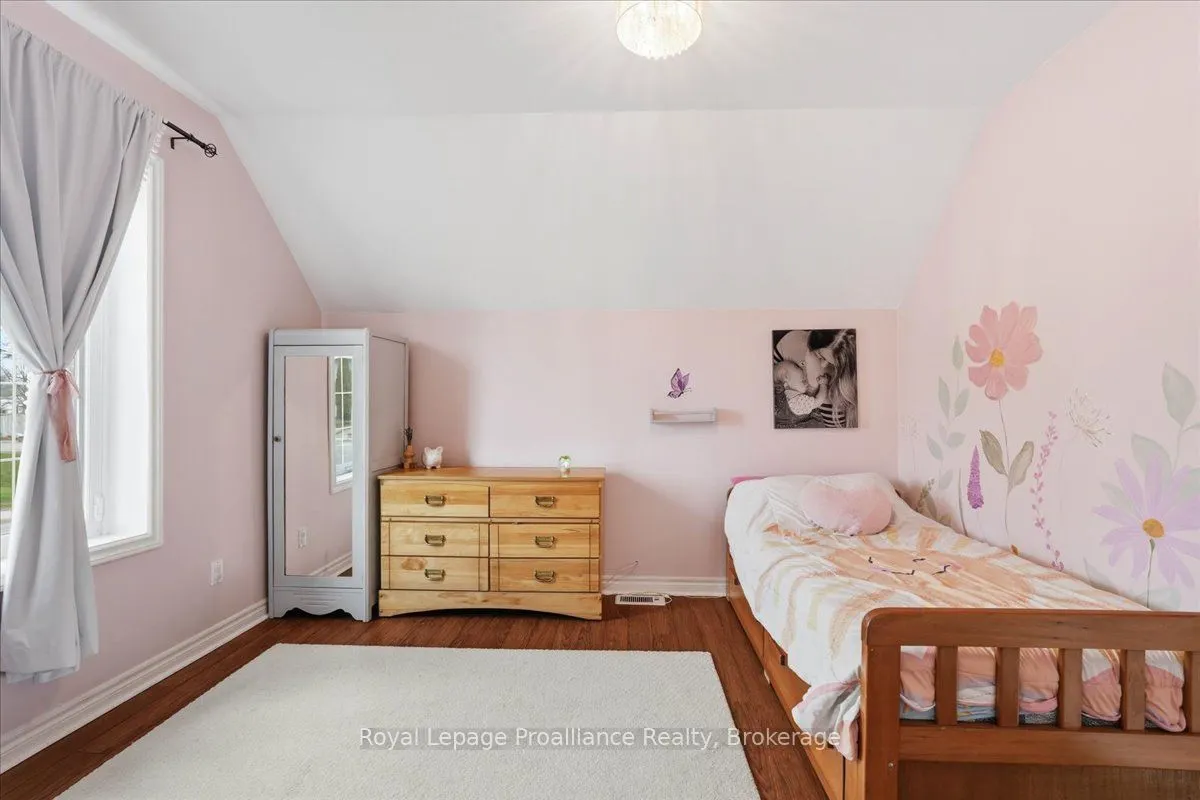 209 Dundas Street E