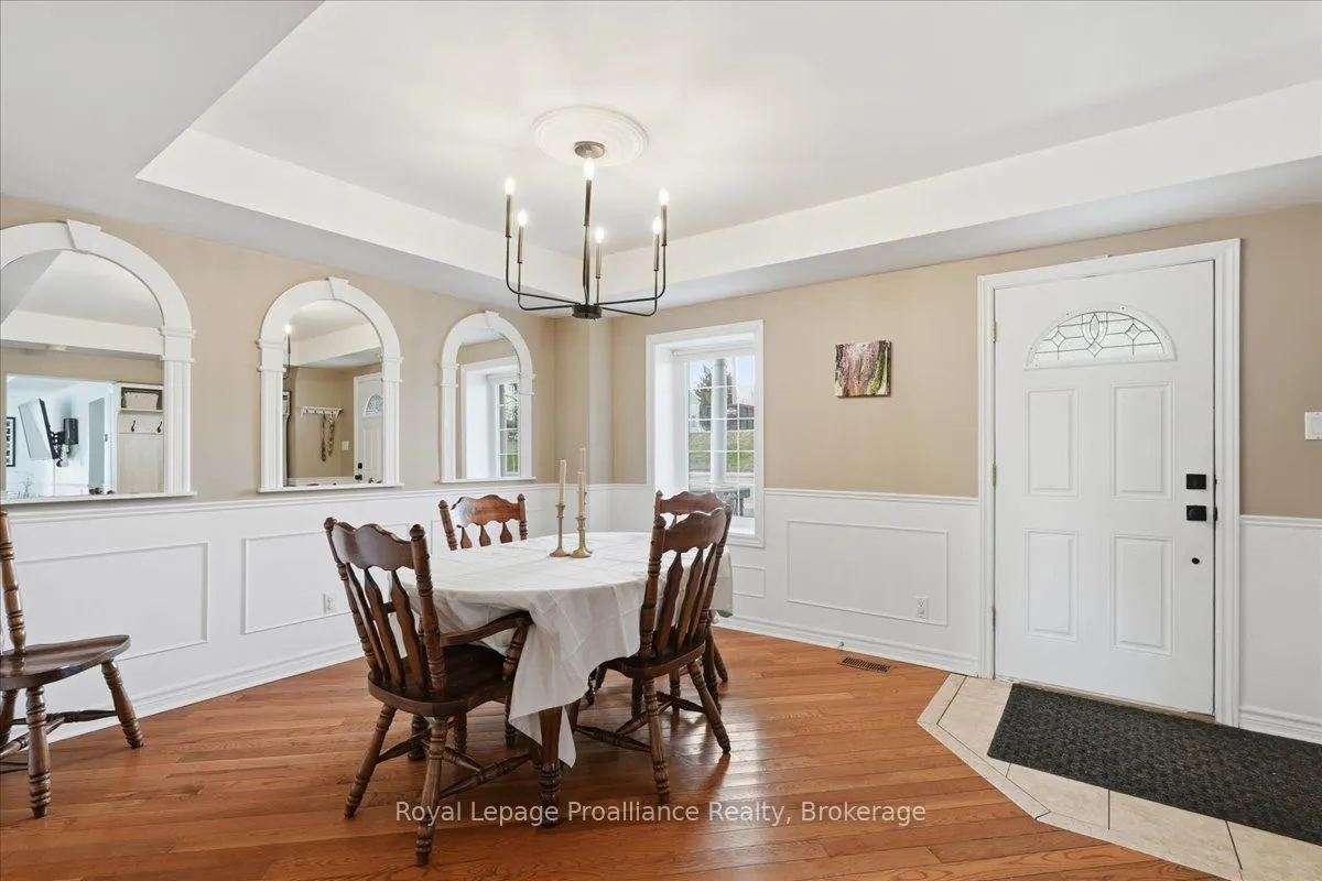 209 Dundas Street E