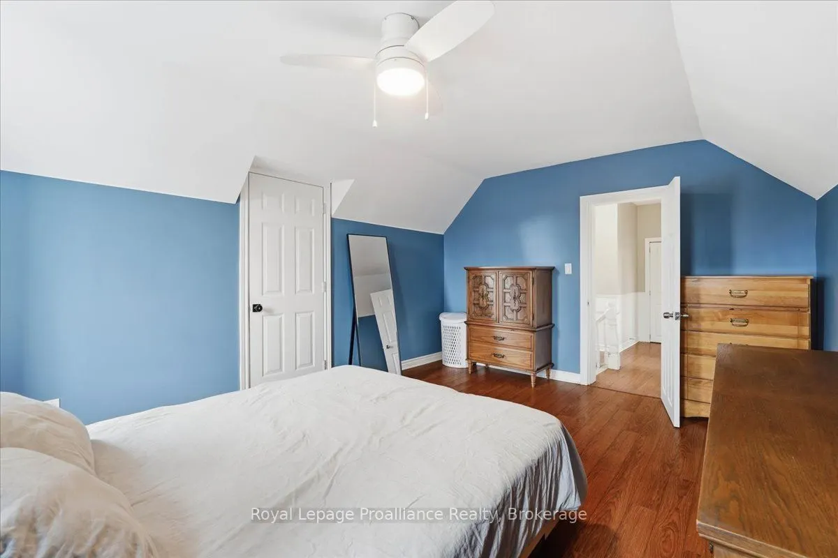 209 Dundas Street E