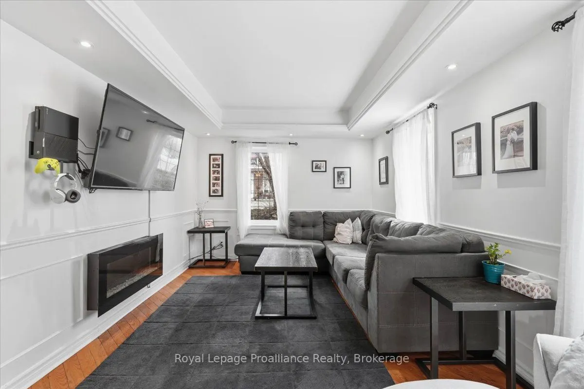 209 Dundas Street E