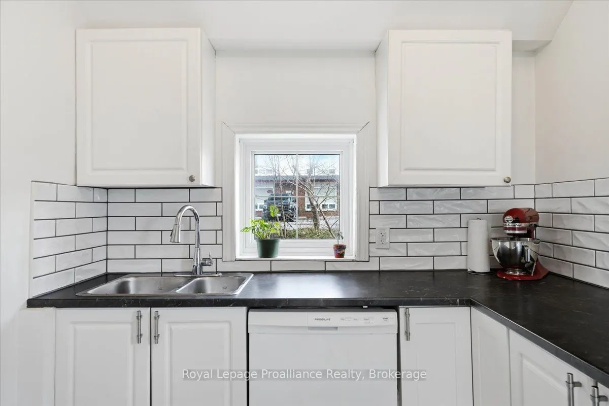 209 Dundas Street E