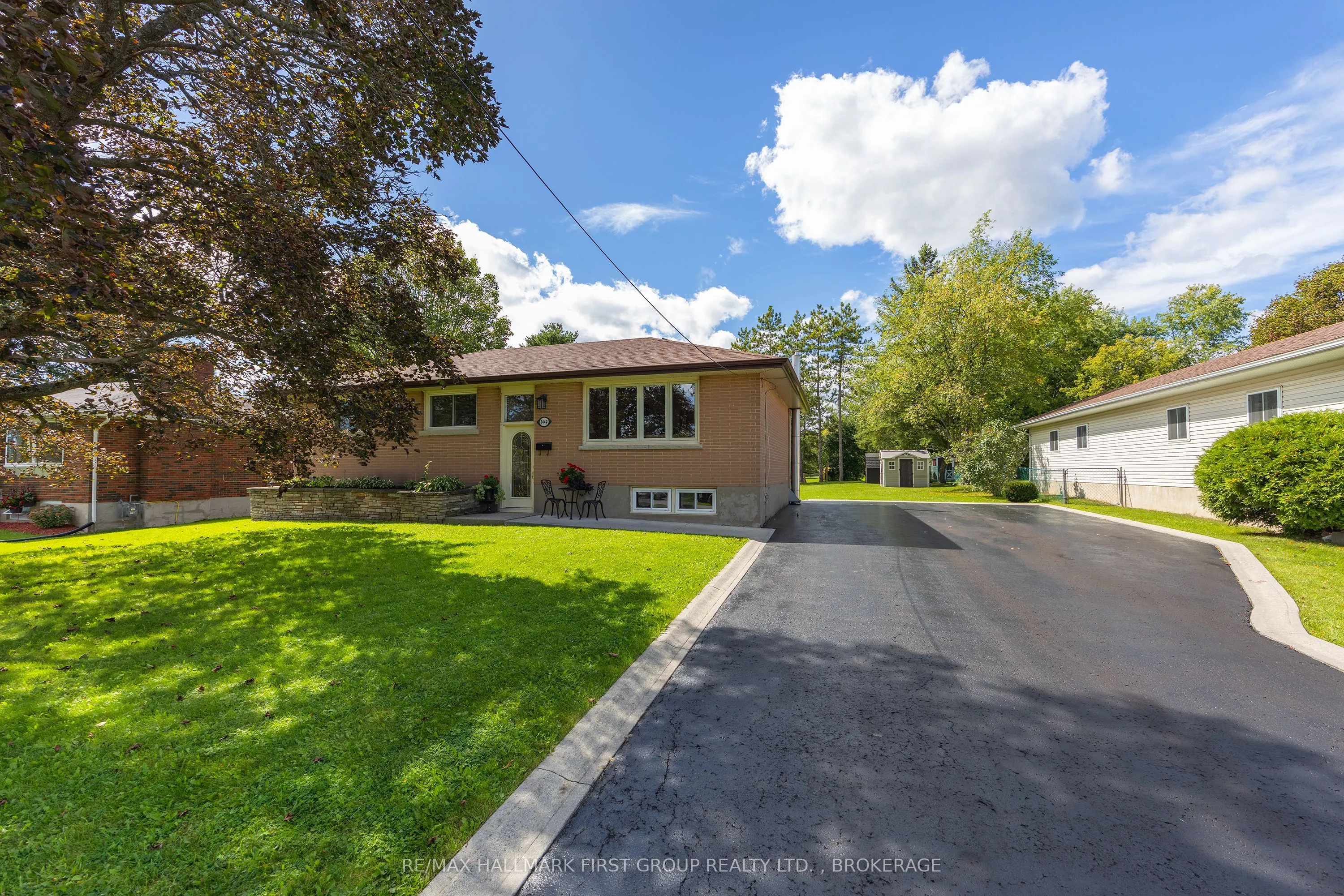1449 Avondale Crescent