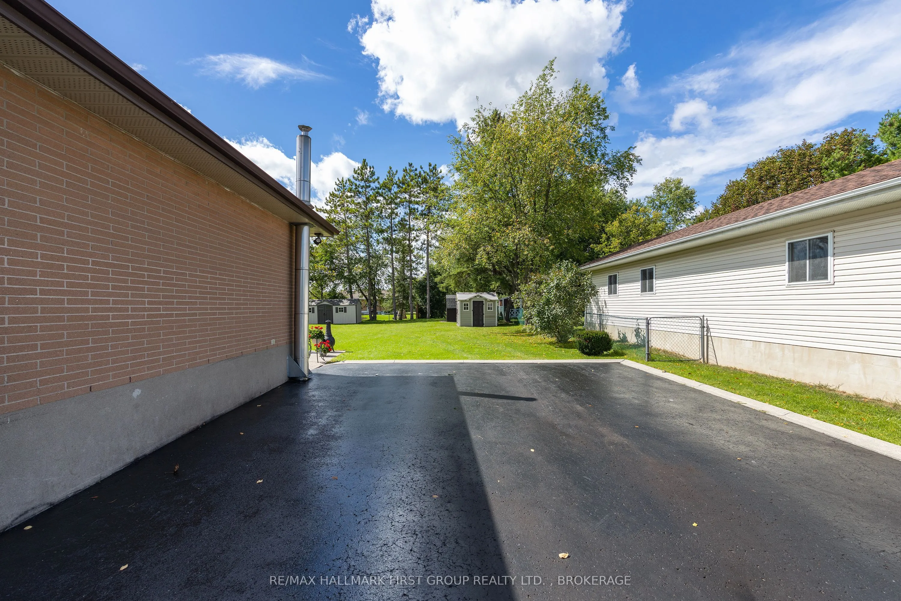 1449 Avondale Crescent