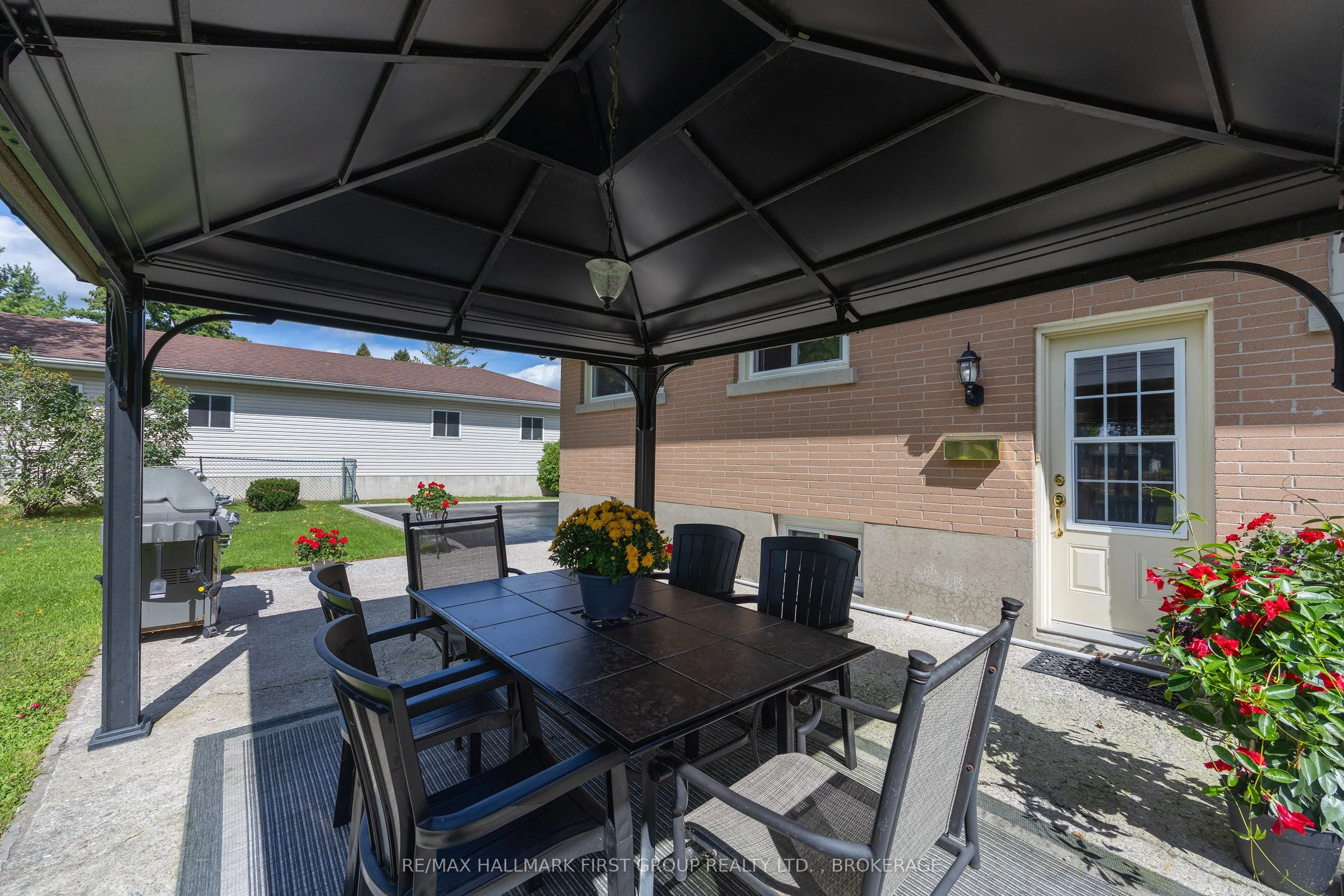 1449 Avondale Crescent