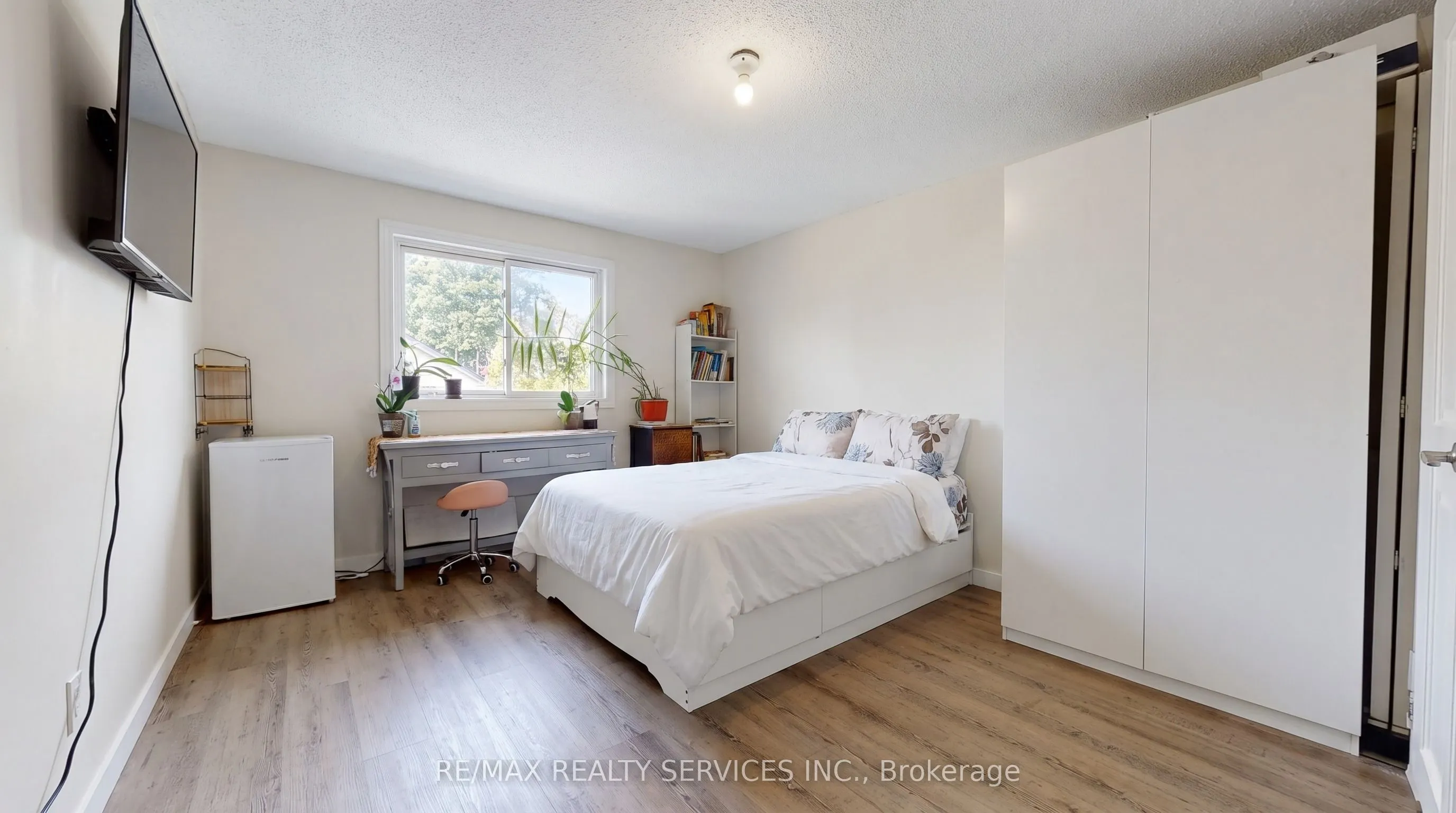 115 Amberly Boulevard