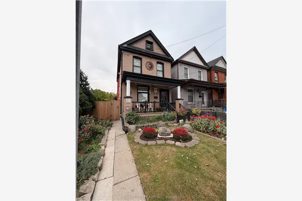 196 Simcoe Street E