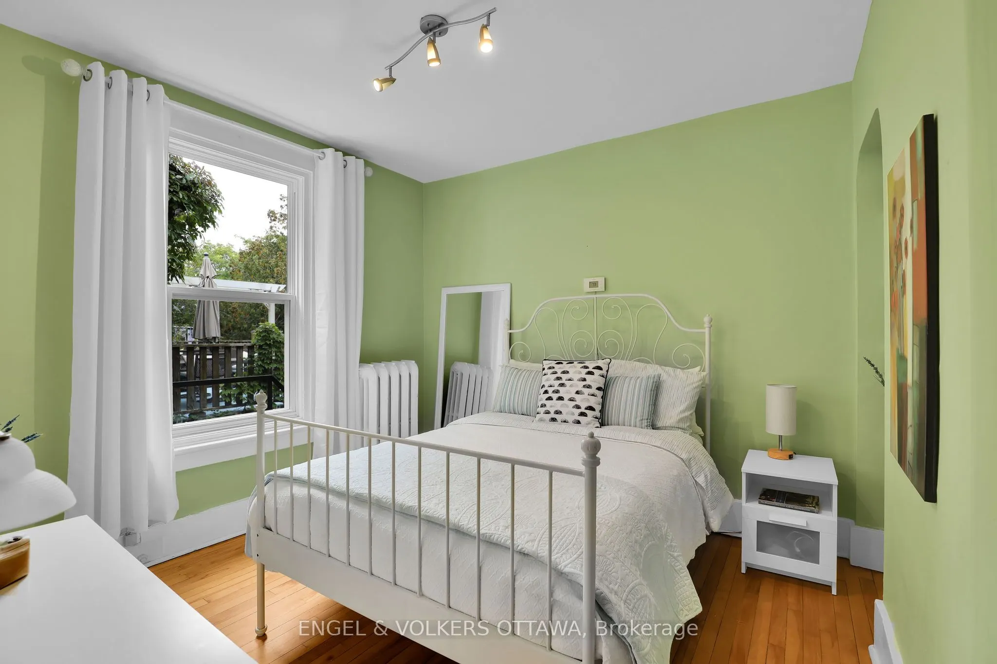 5 Woodlawn Avenue