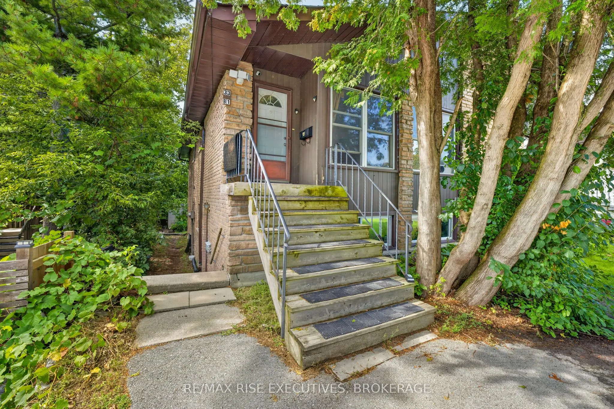 33 Montgomery Boulevard