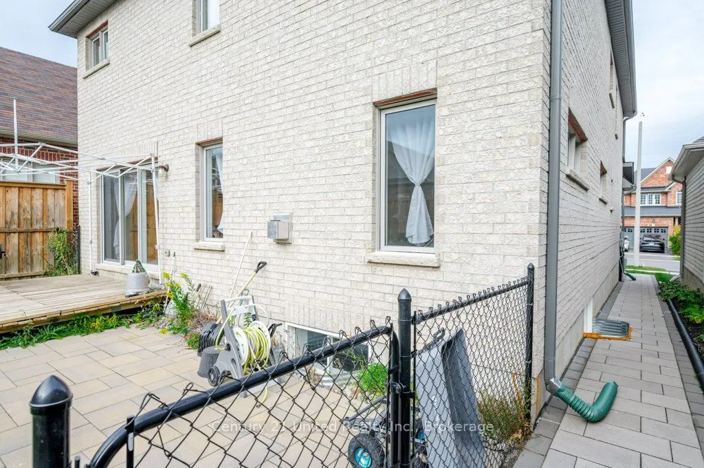 57 Voyageur Street