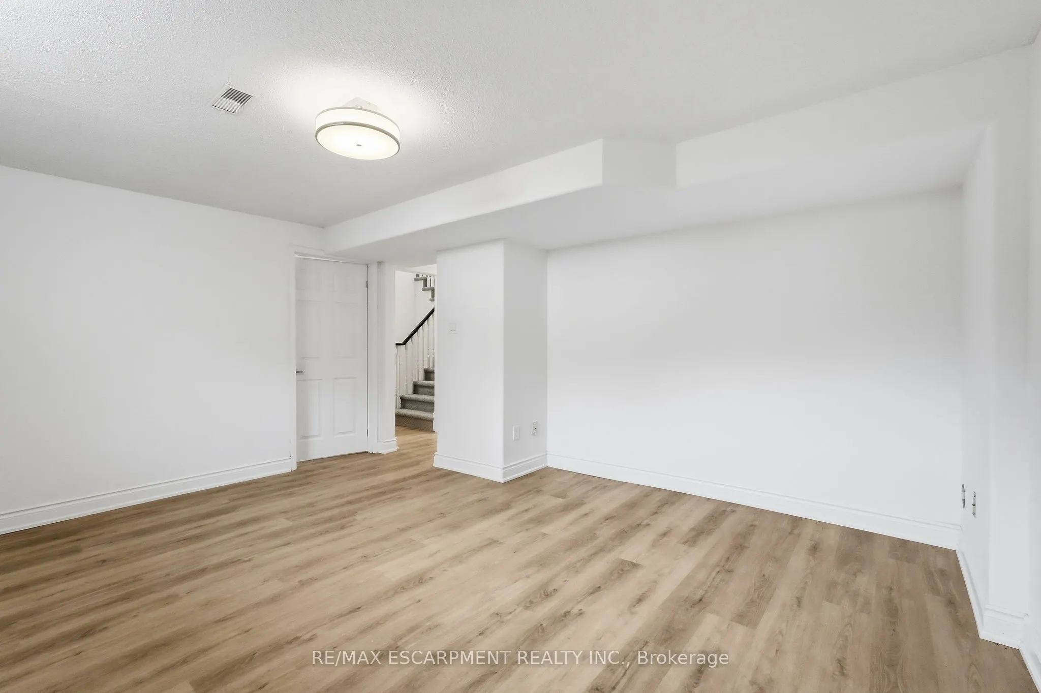 84 RILEY Street