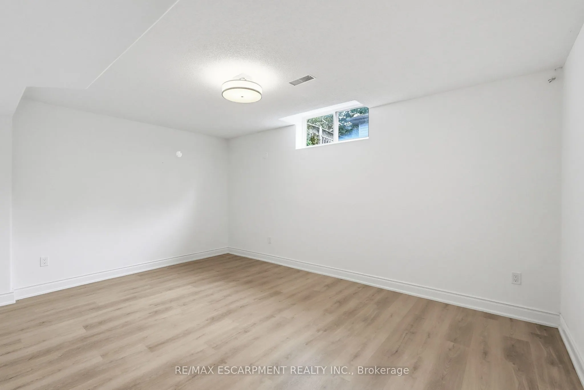84 RILEY Street