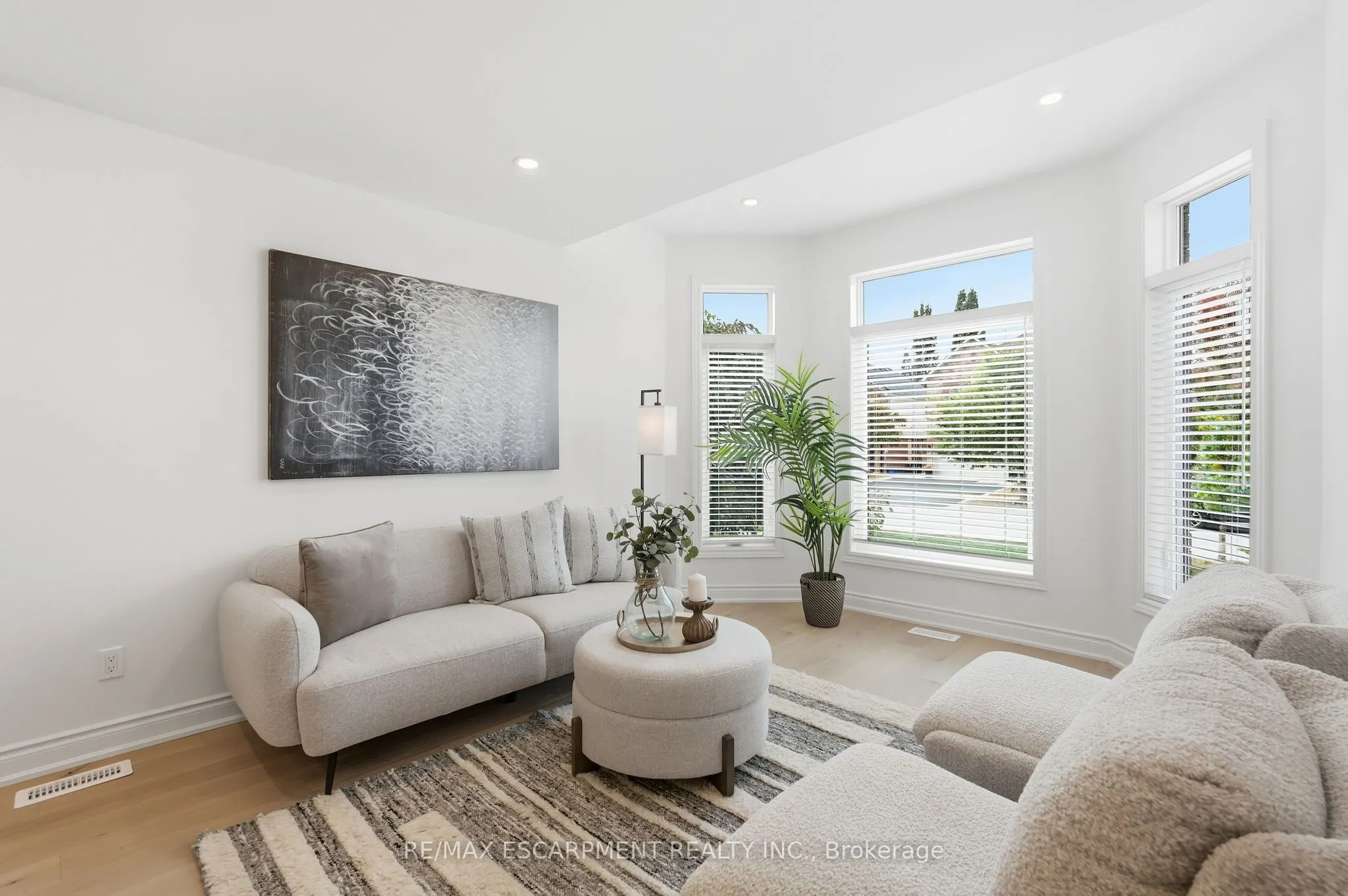84 RILEY Street