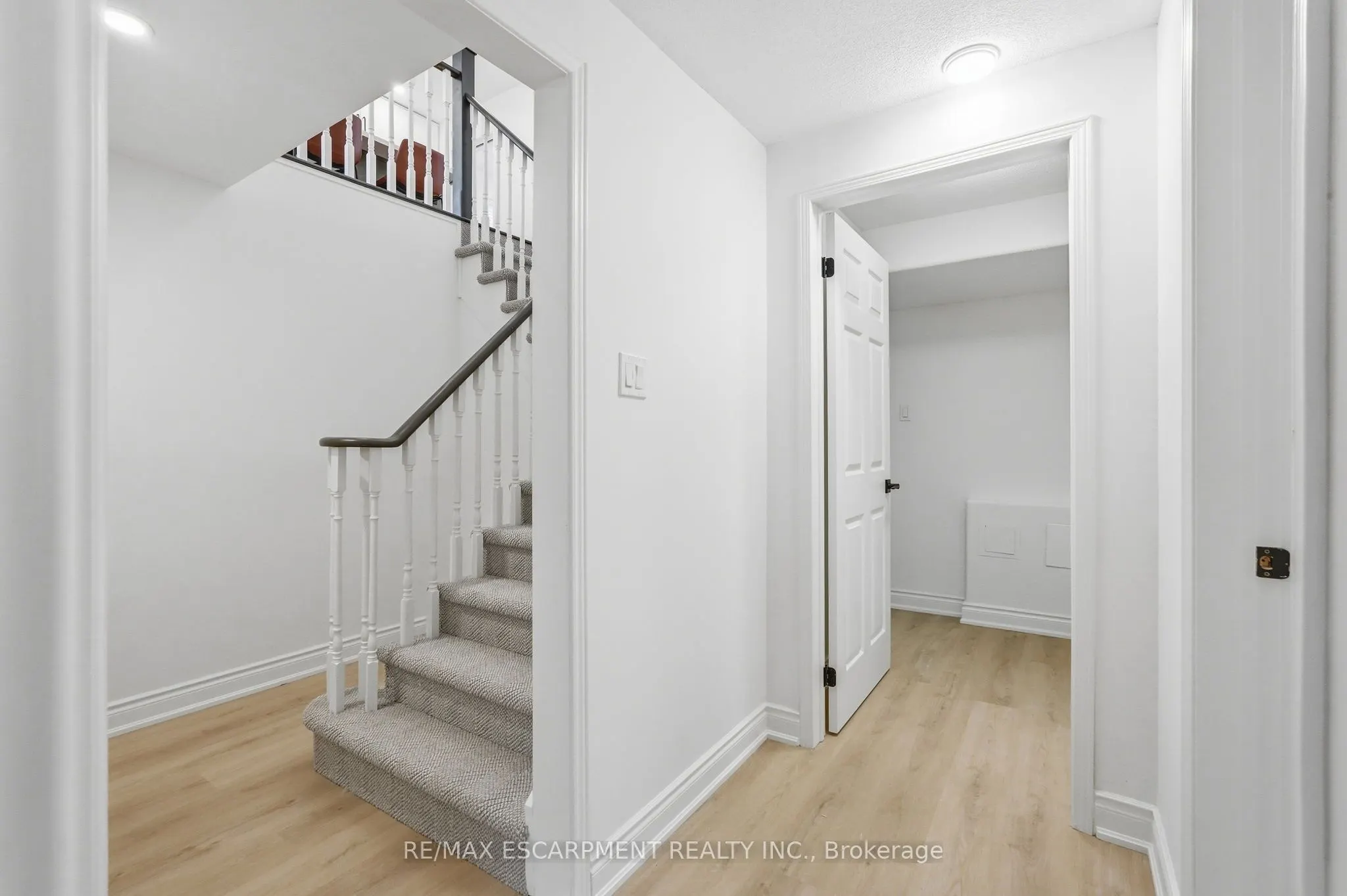 84 RILEY Street