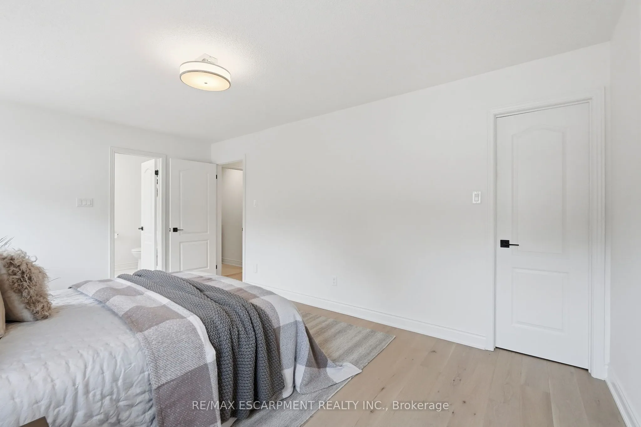 84 RILEY Street