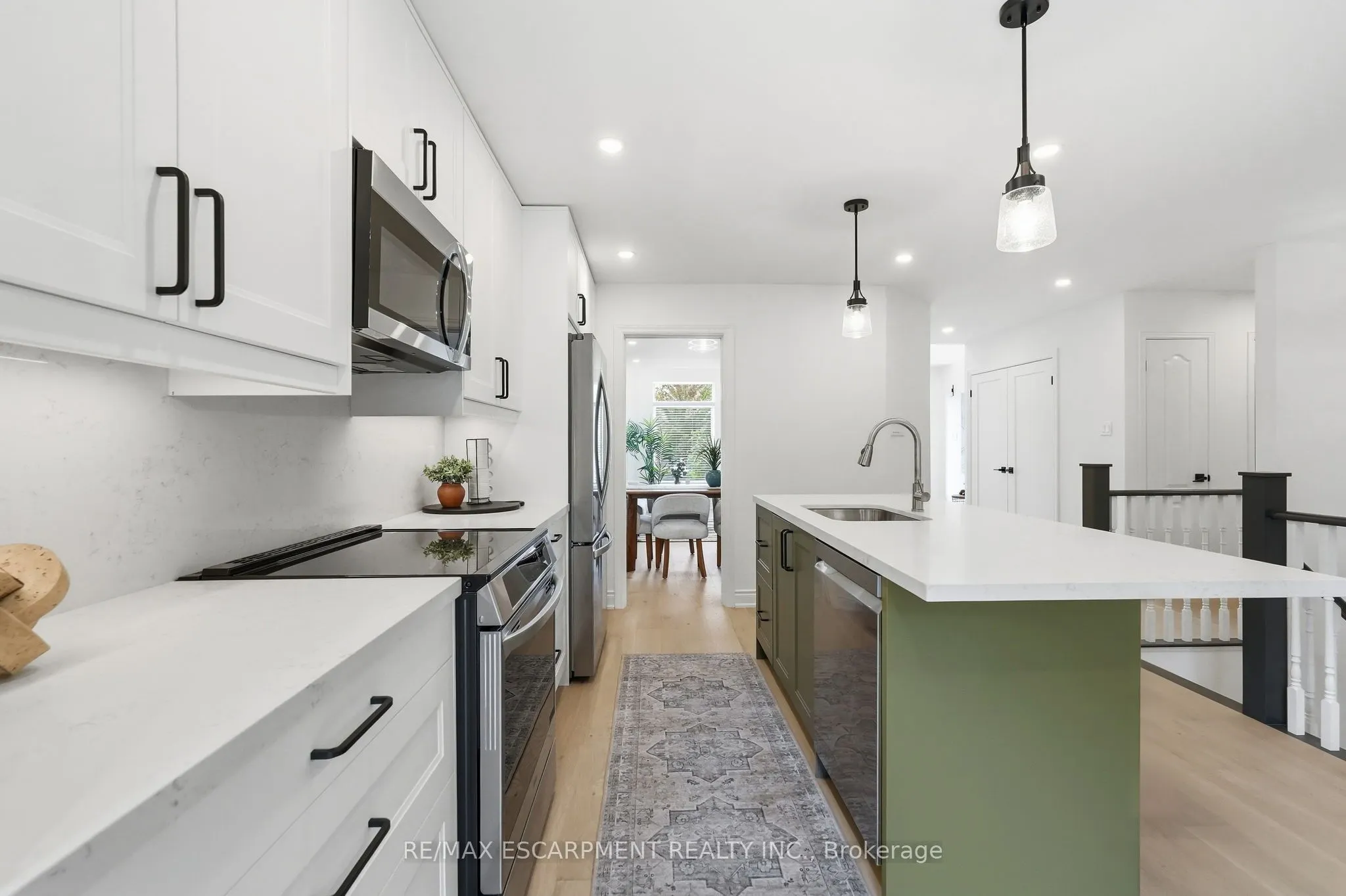 84 RILEY Street