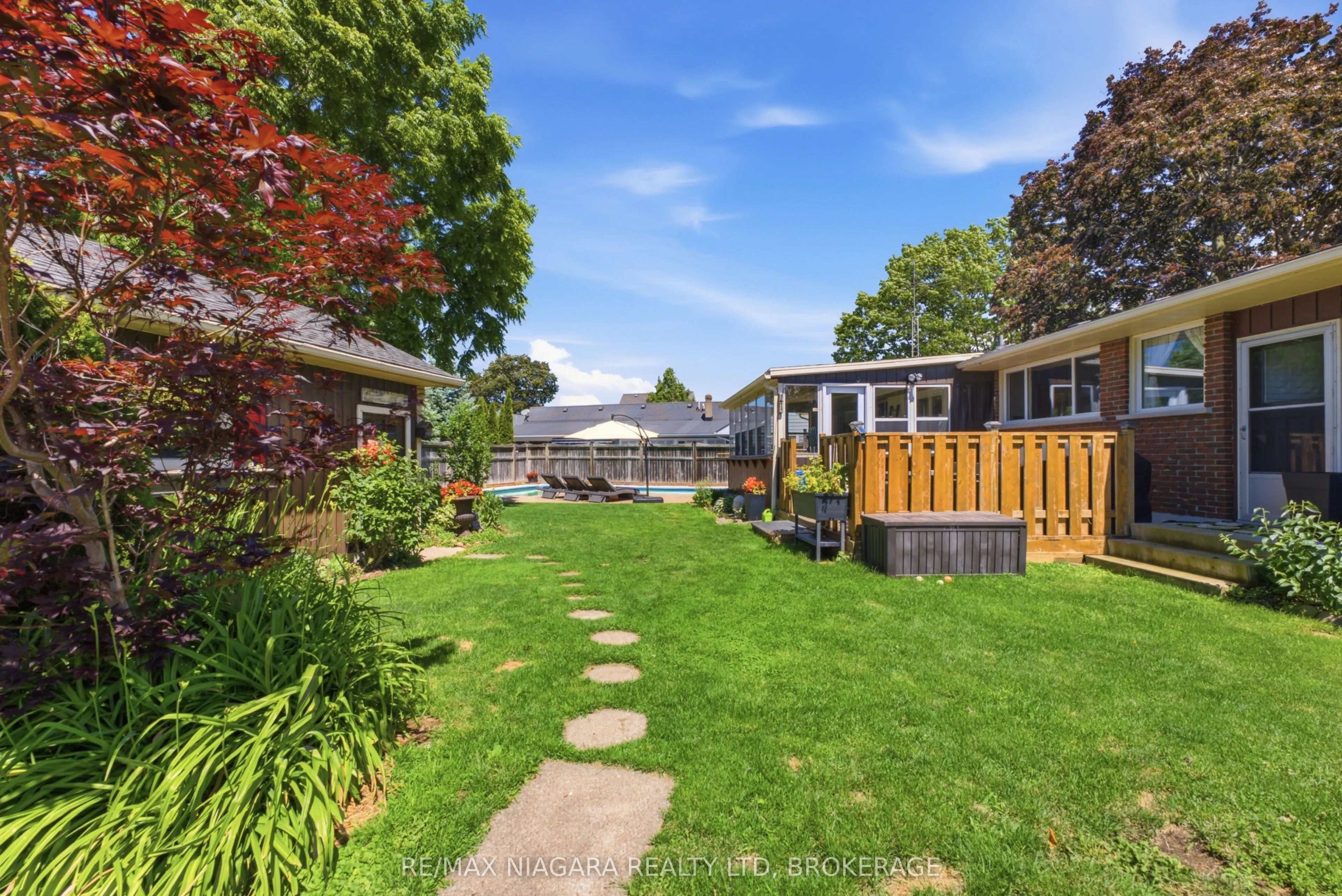 1042 Lakeshore Road W