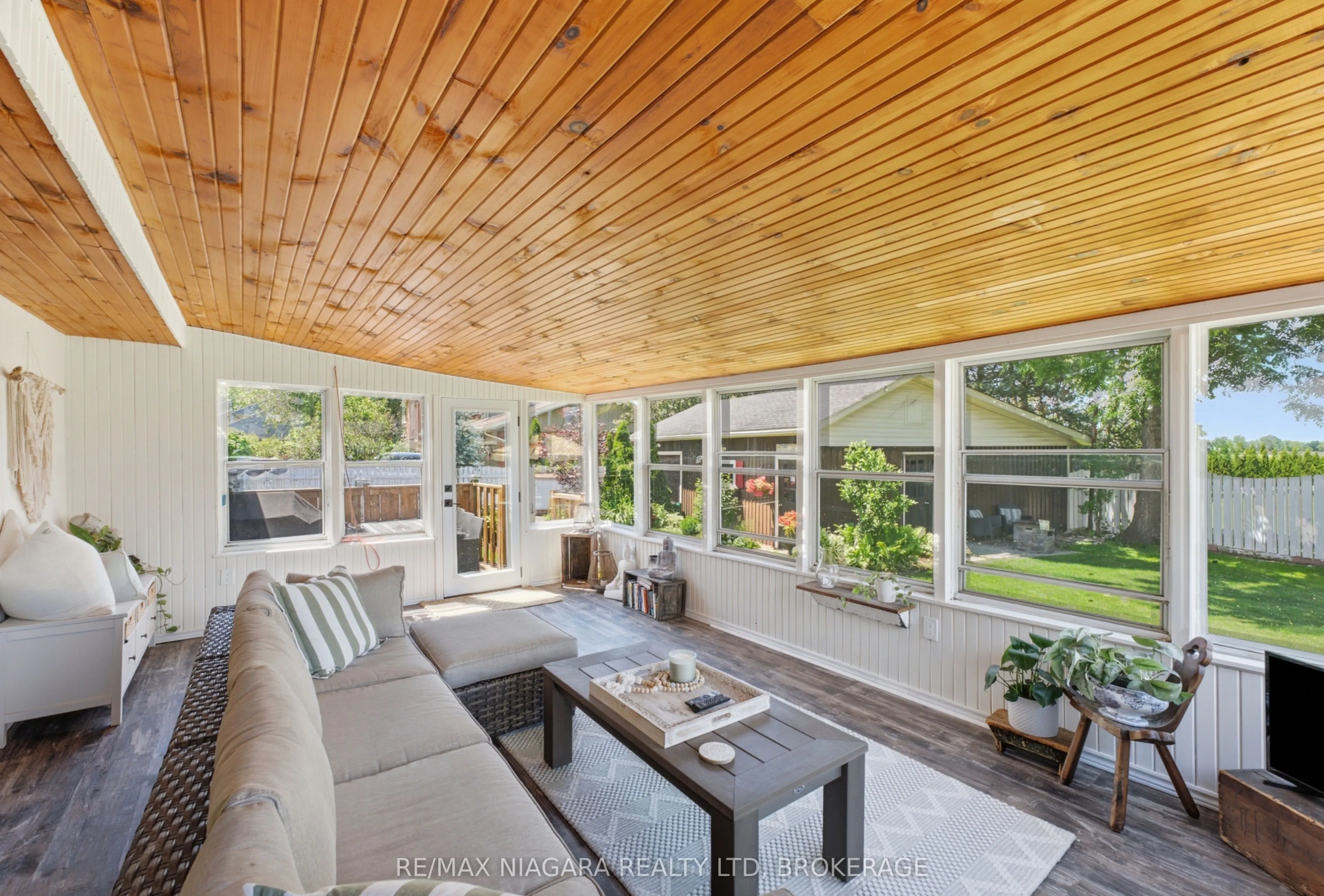 1042 Lakeshore Road W