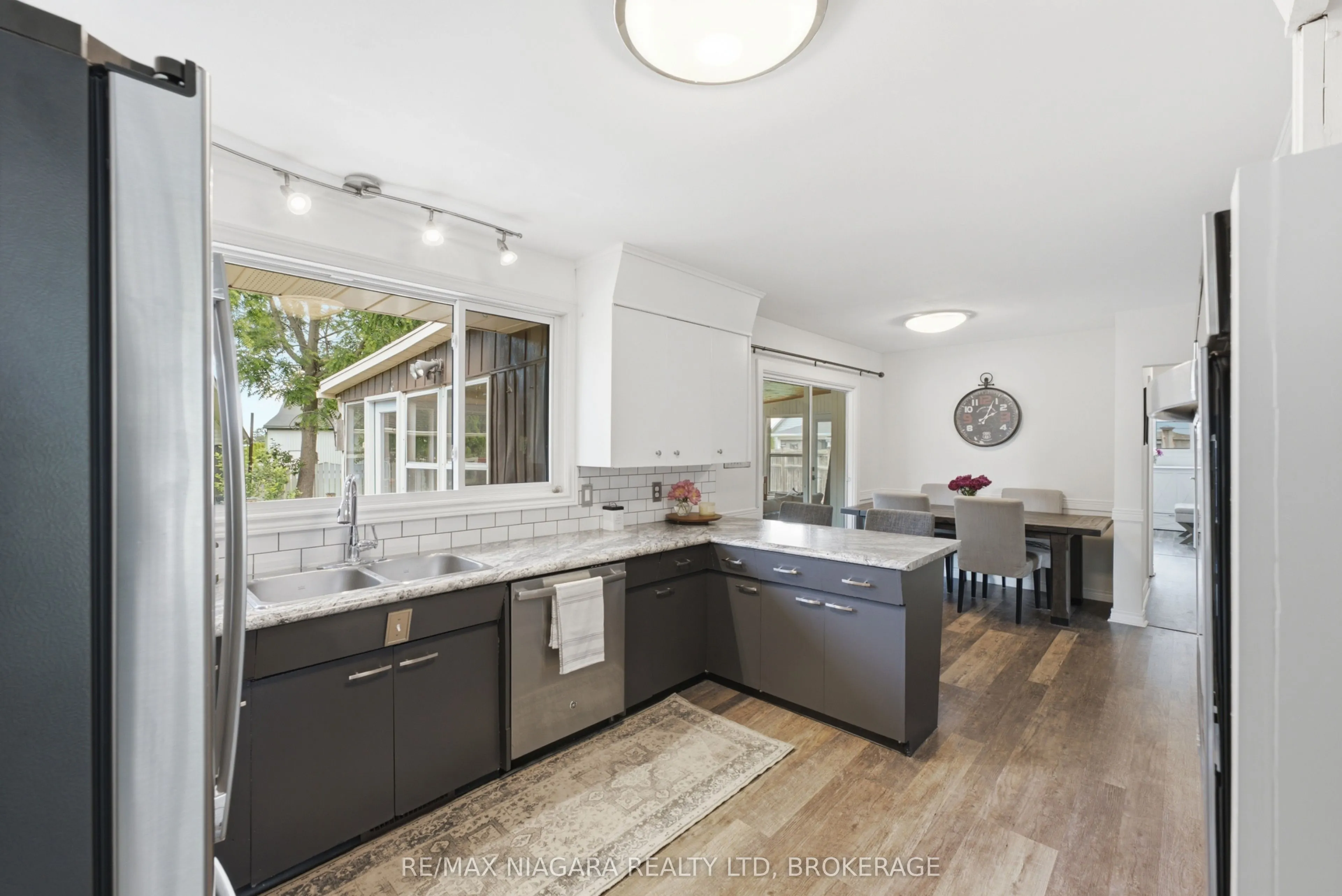 1042 Lakeshore Road W