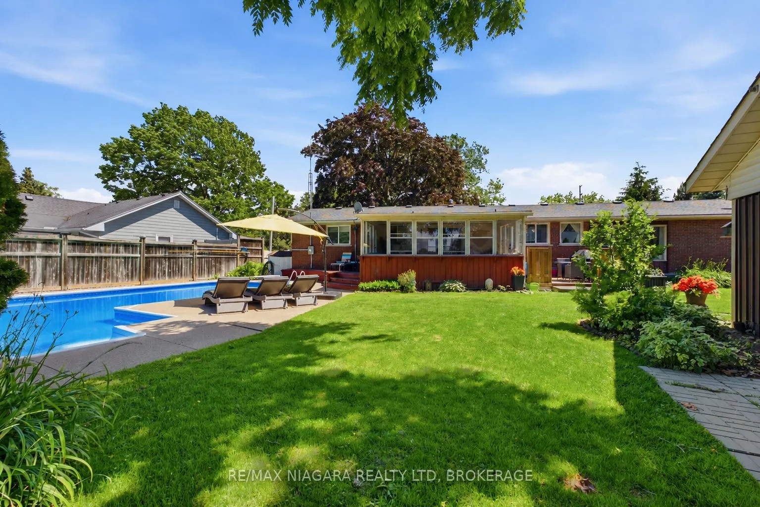1042 Lakeshore Road W