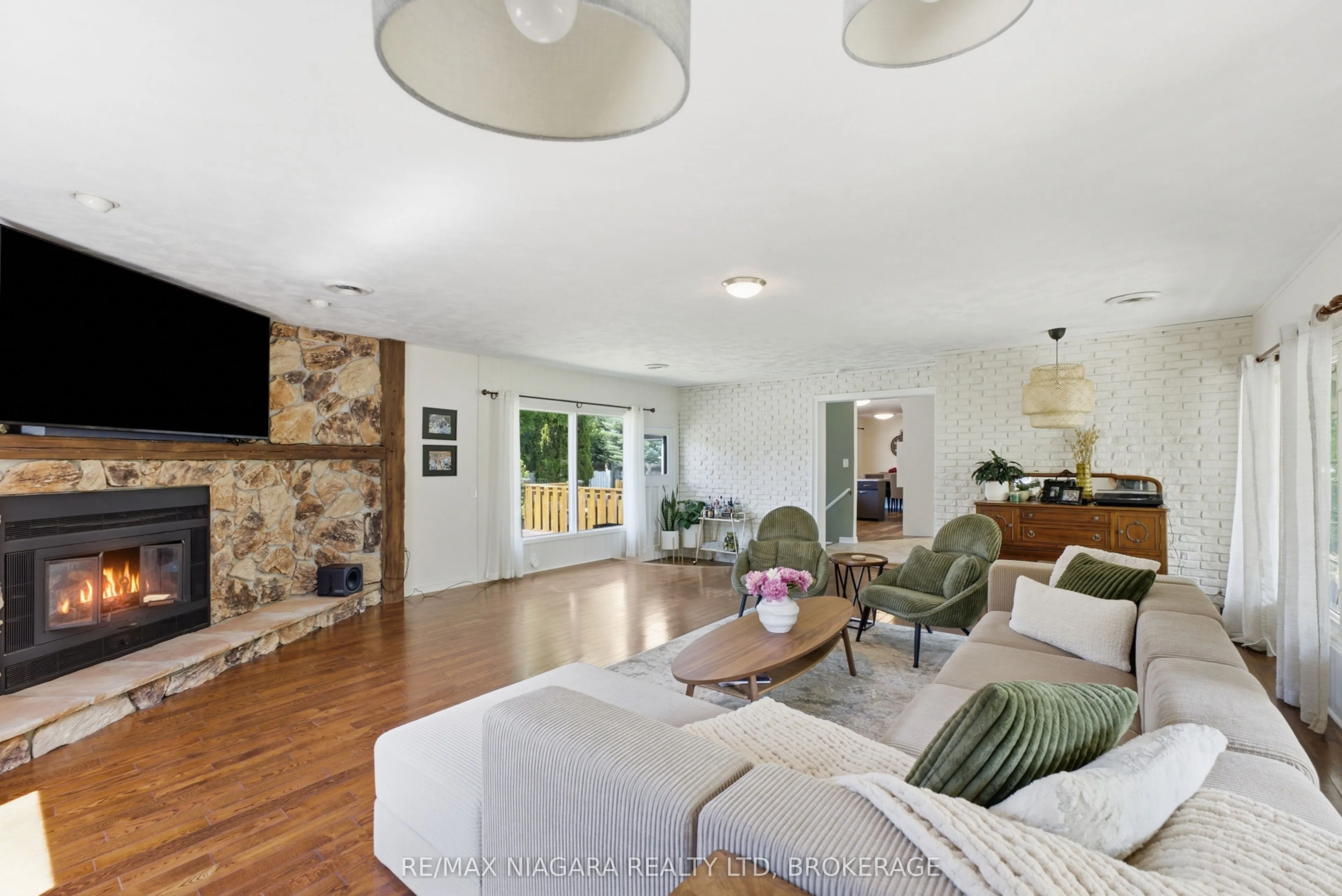 1042 Lakeshore Road W