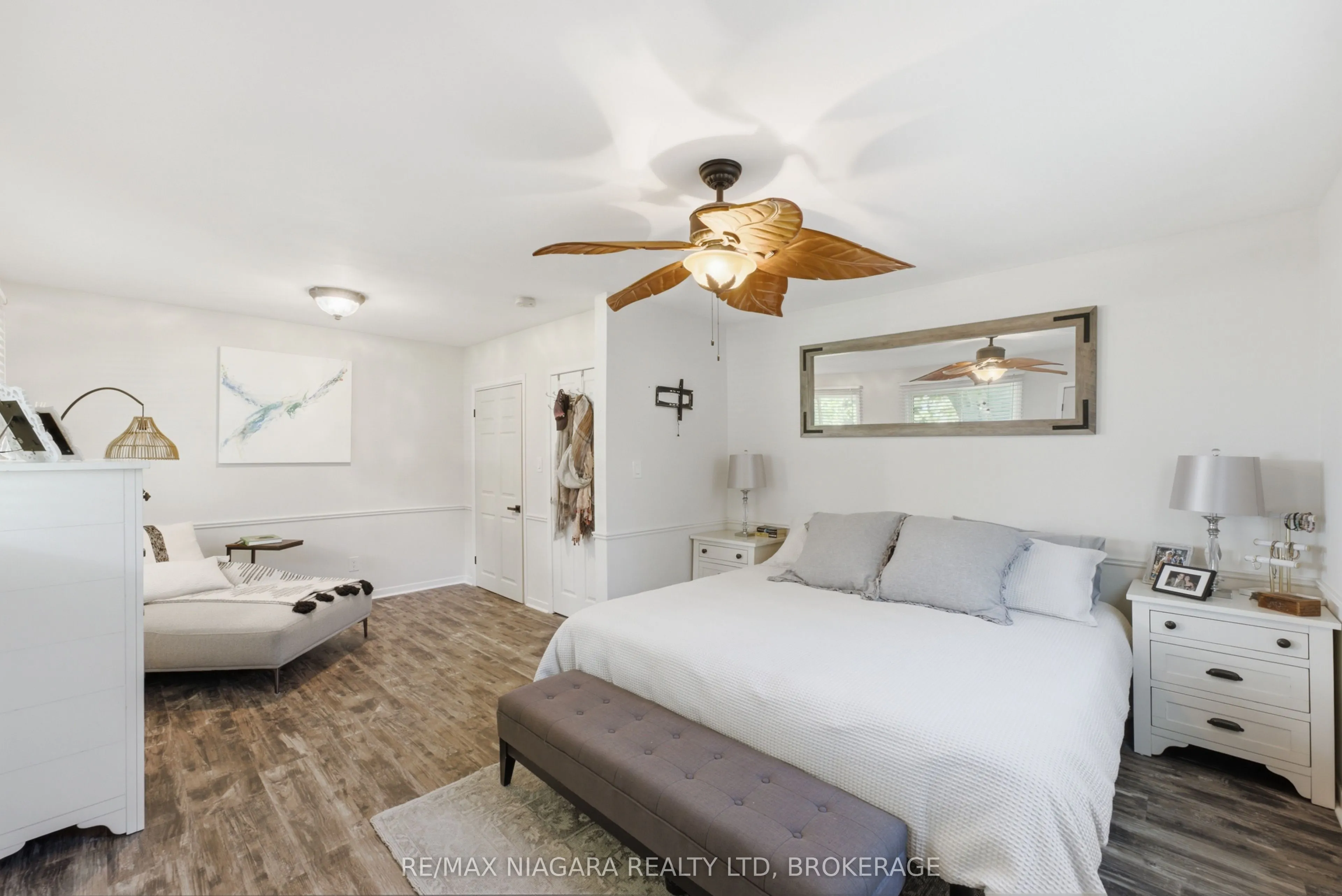 1042 Lakeshore Road W