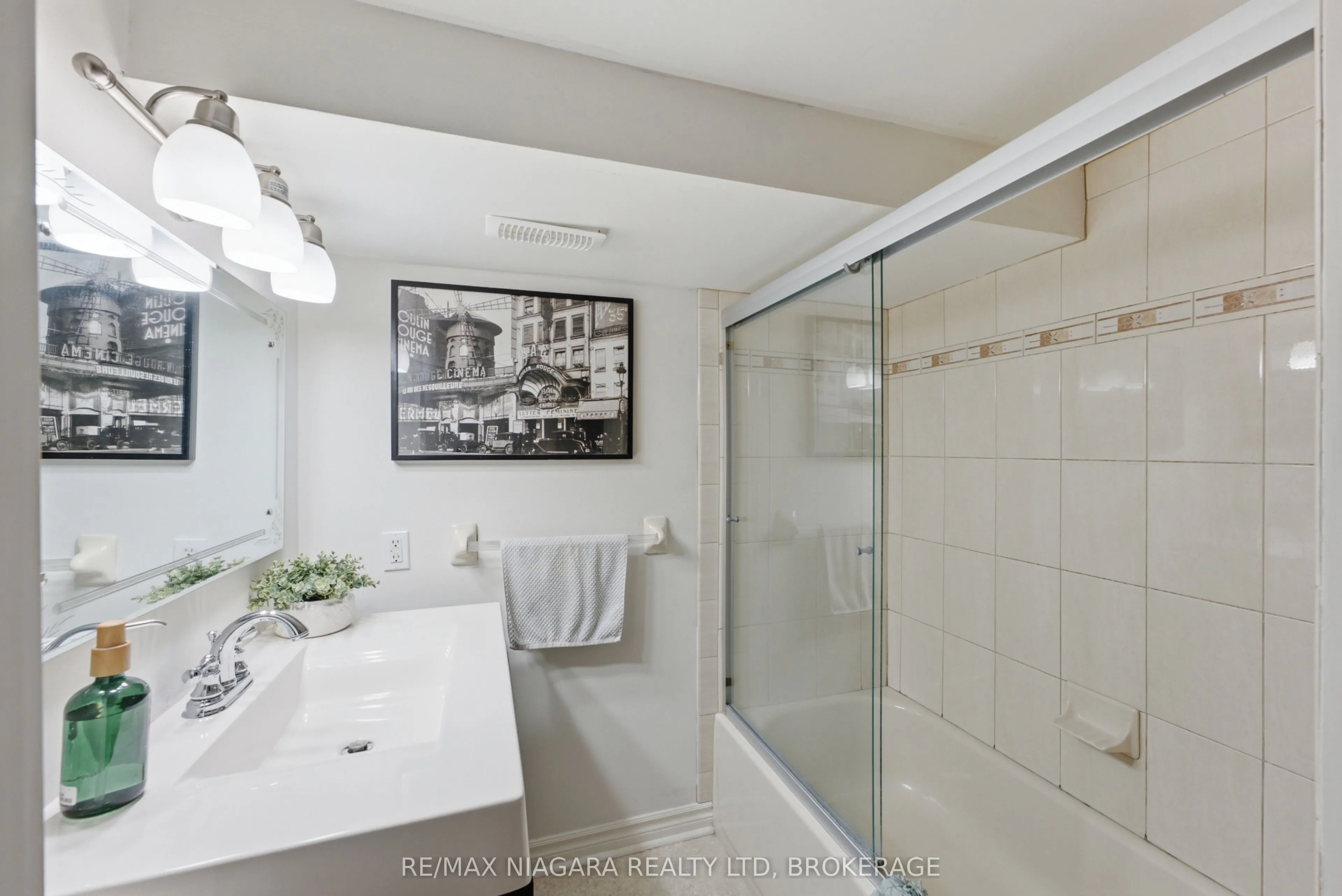 1042 Lakeshore Road W