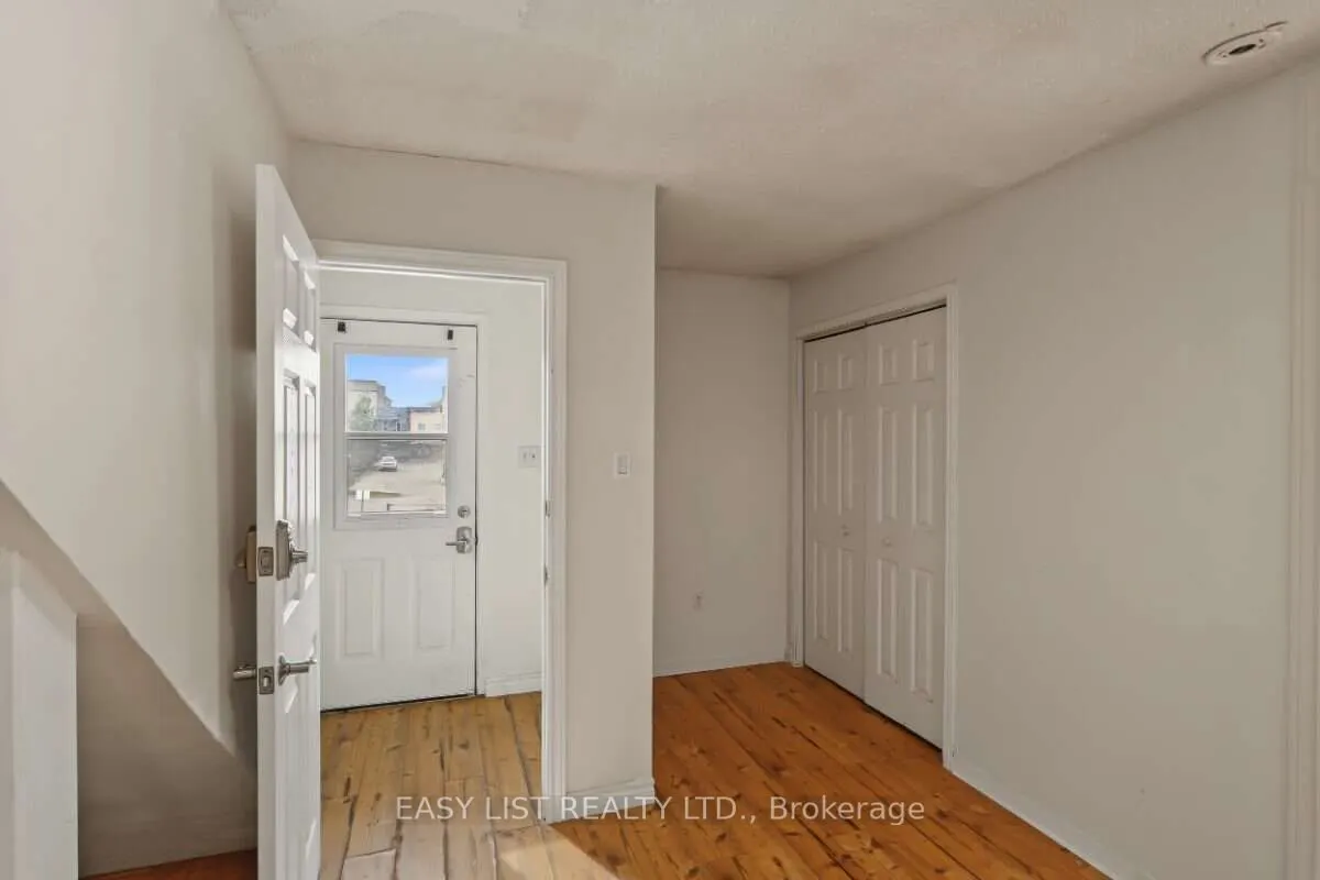 10 York Street N