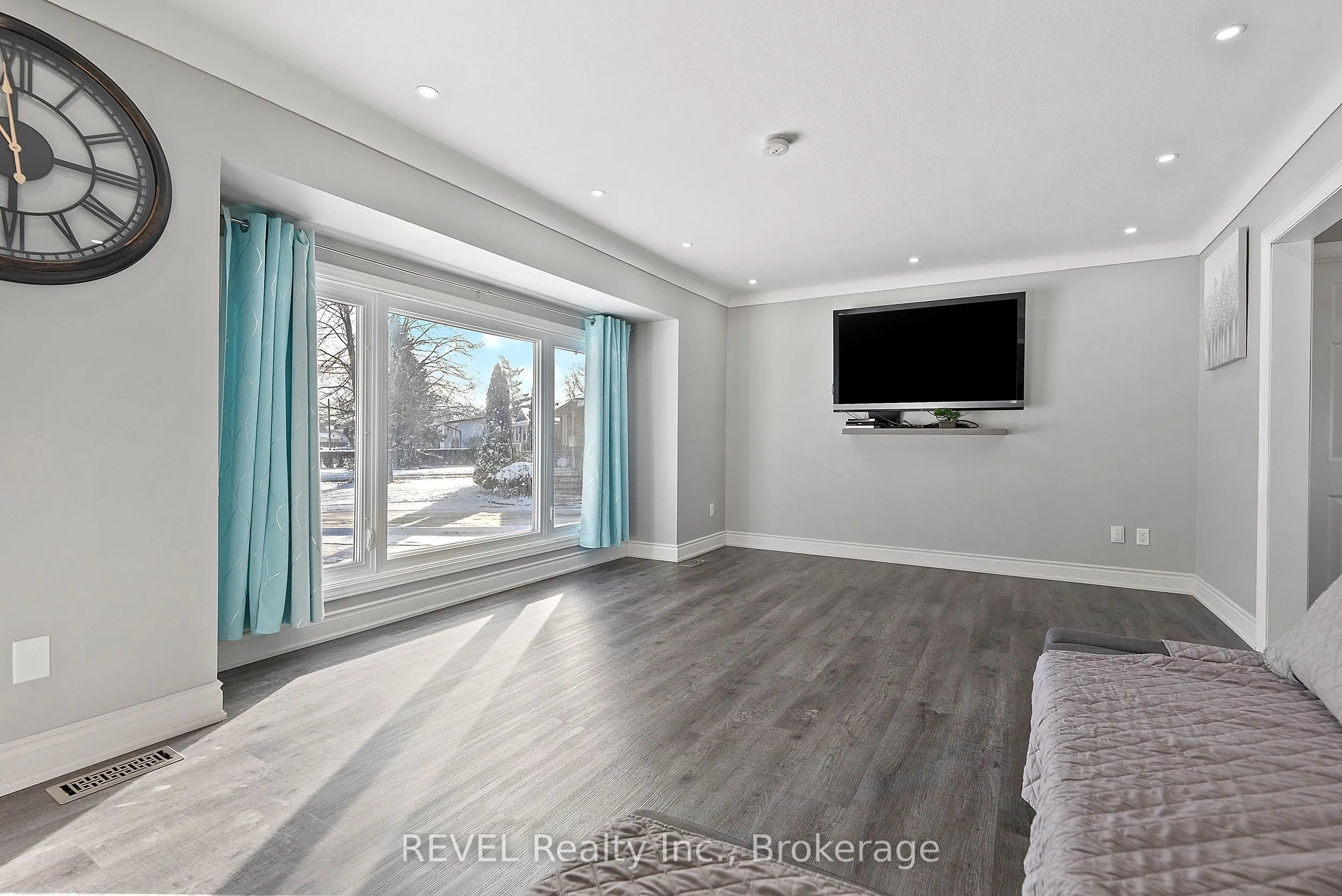 8327 Parkway Drive #Upper Unit