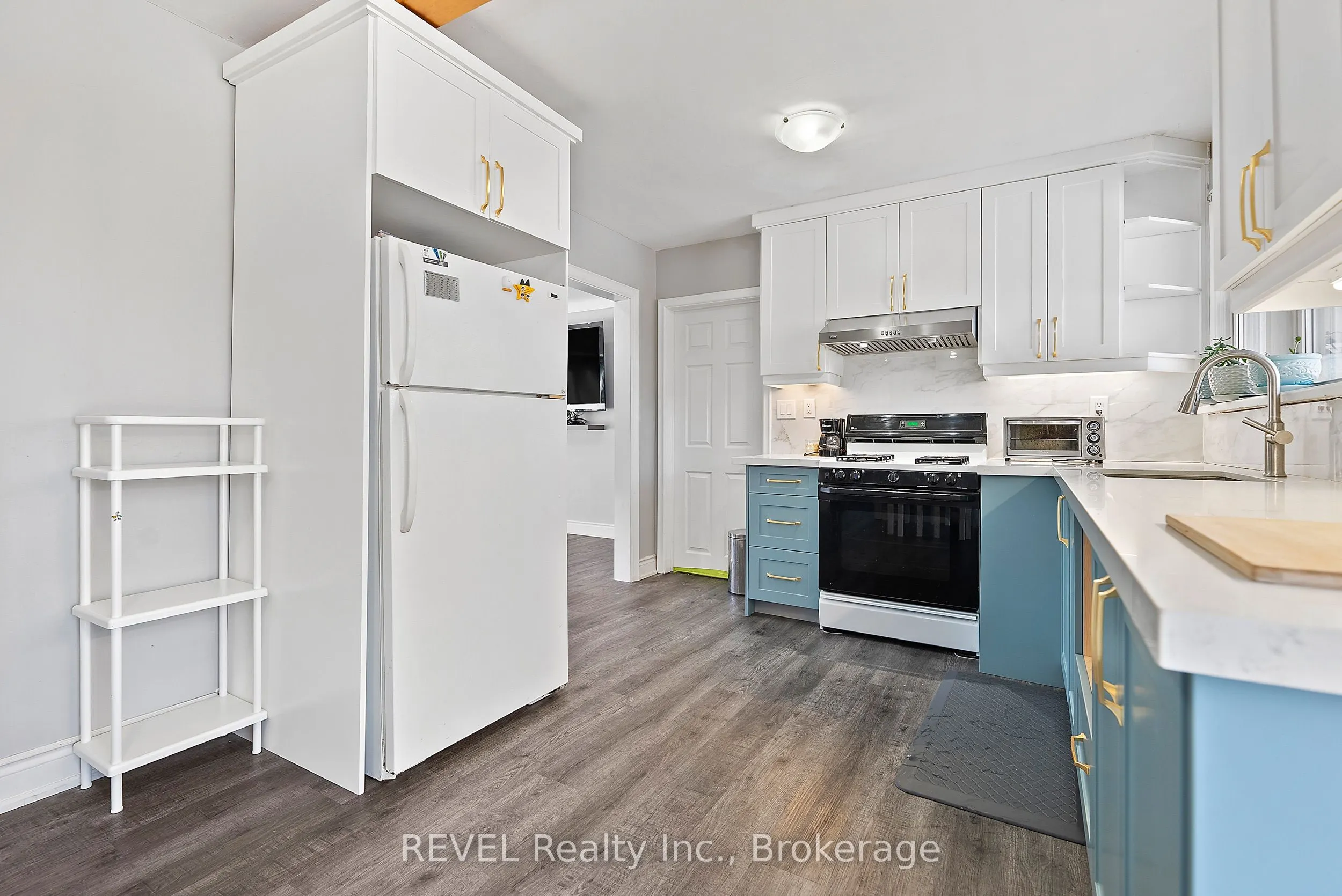 8327 Parkway Drive #Upper Unit