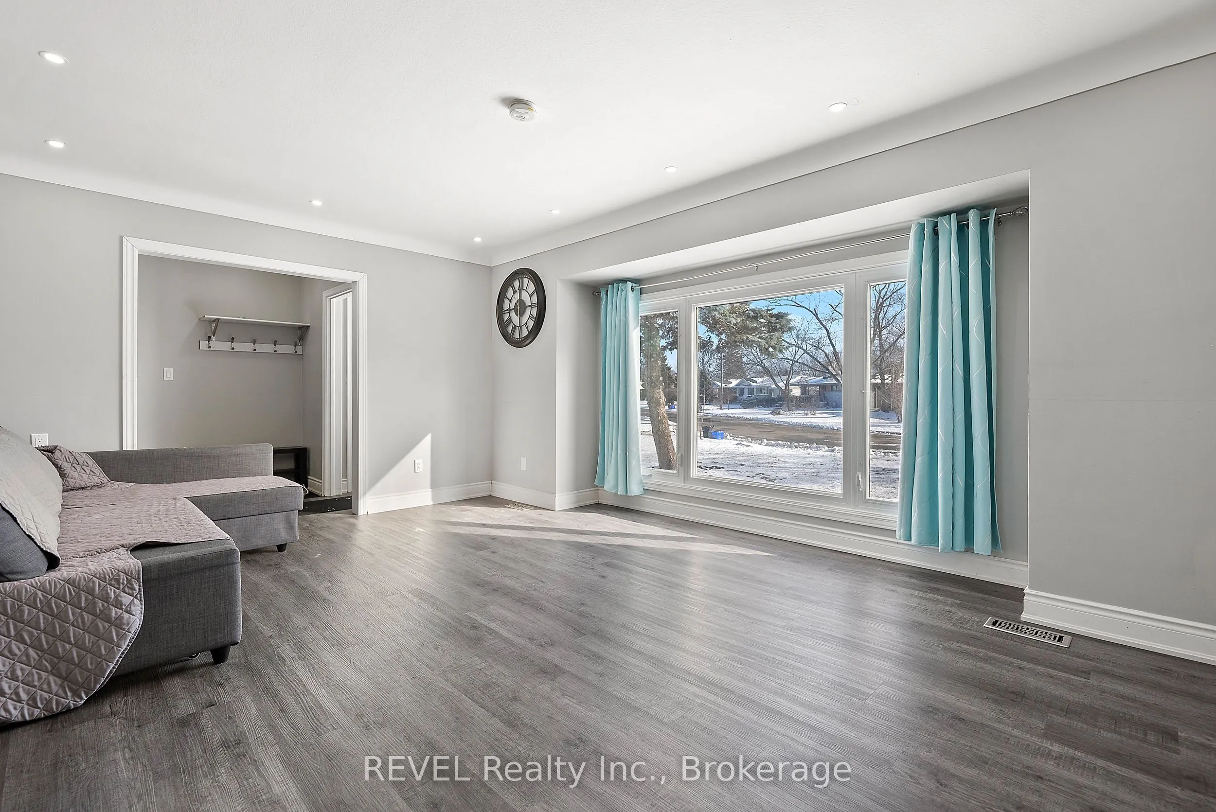 8327 Parkway Drive #Upper Unit