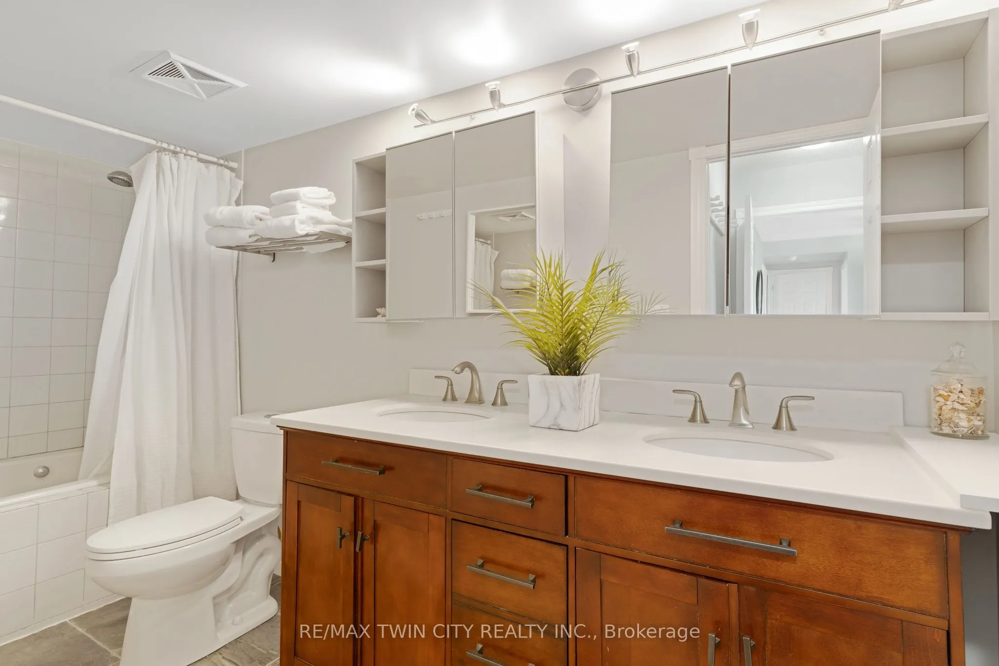 237 King Street W #402