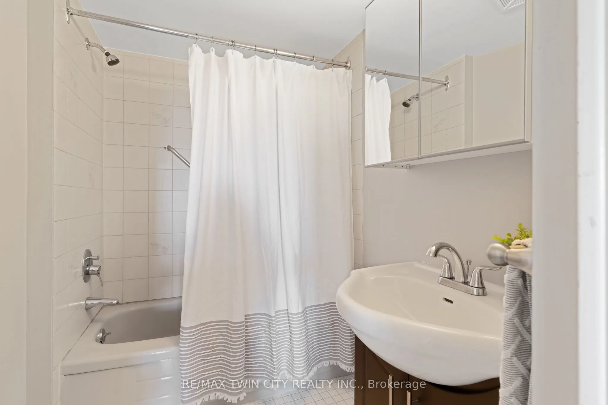 237 King Street W #402