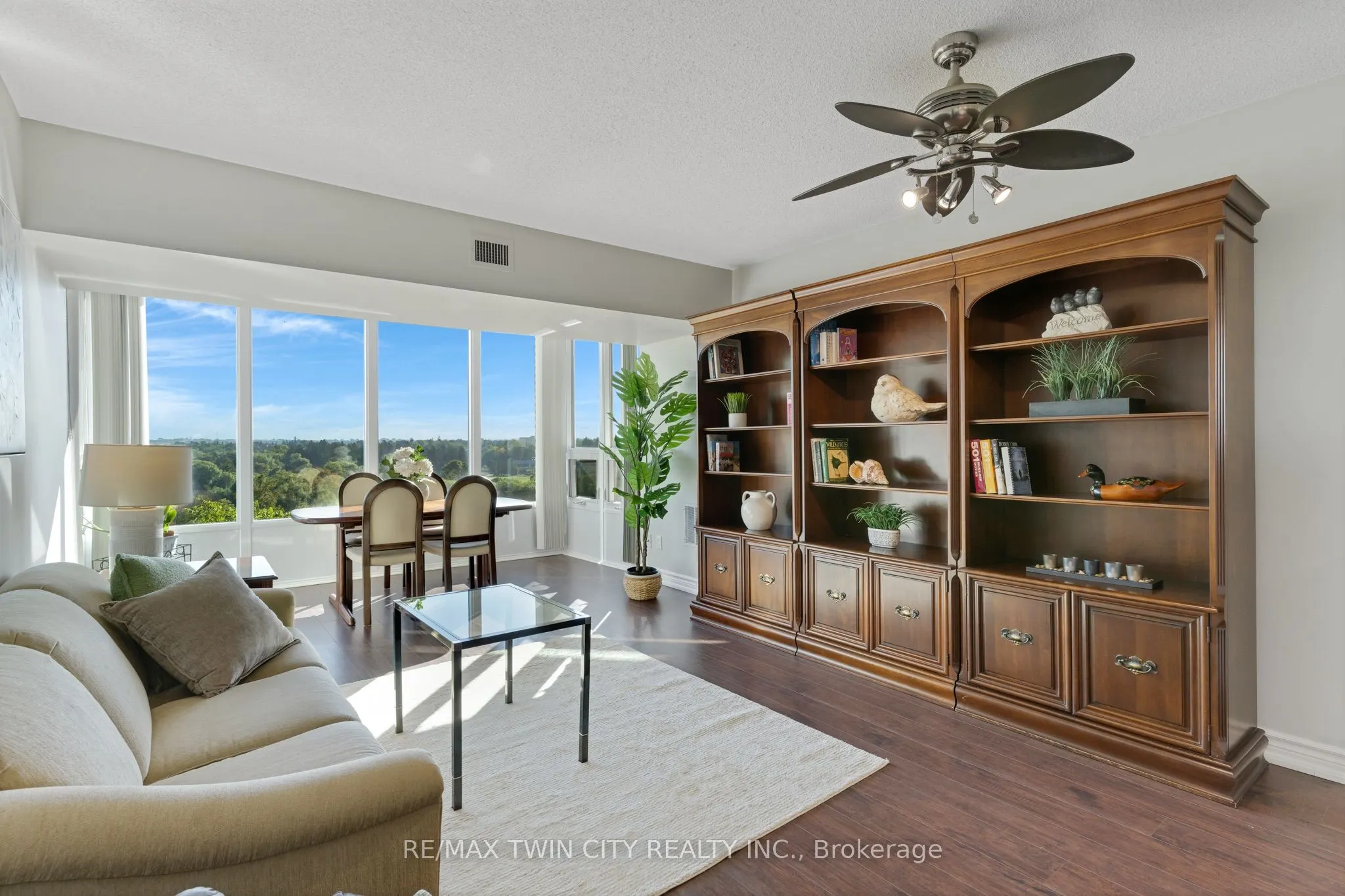 237 King Street W #402