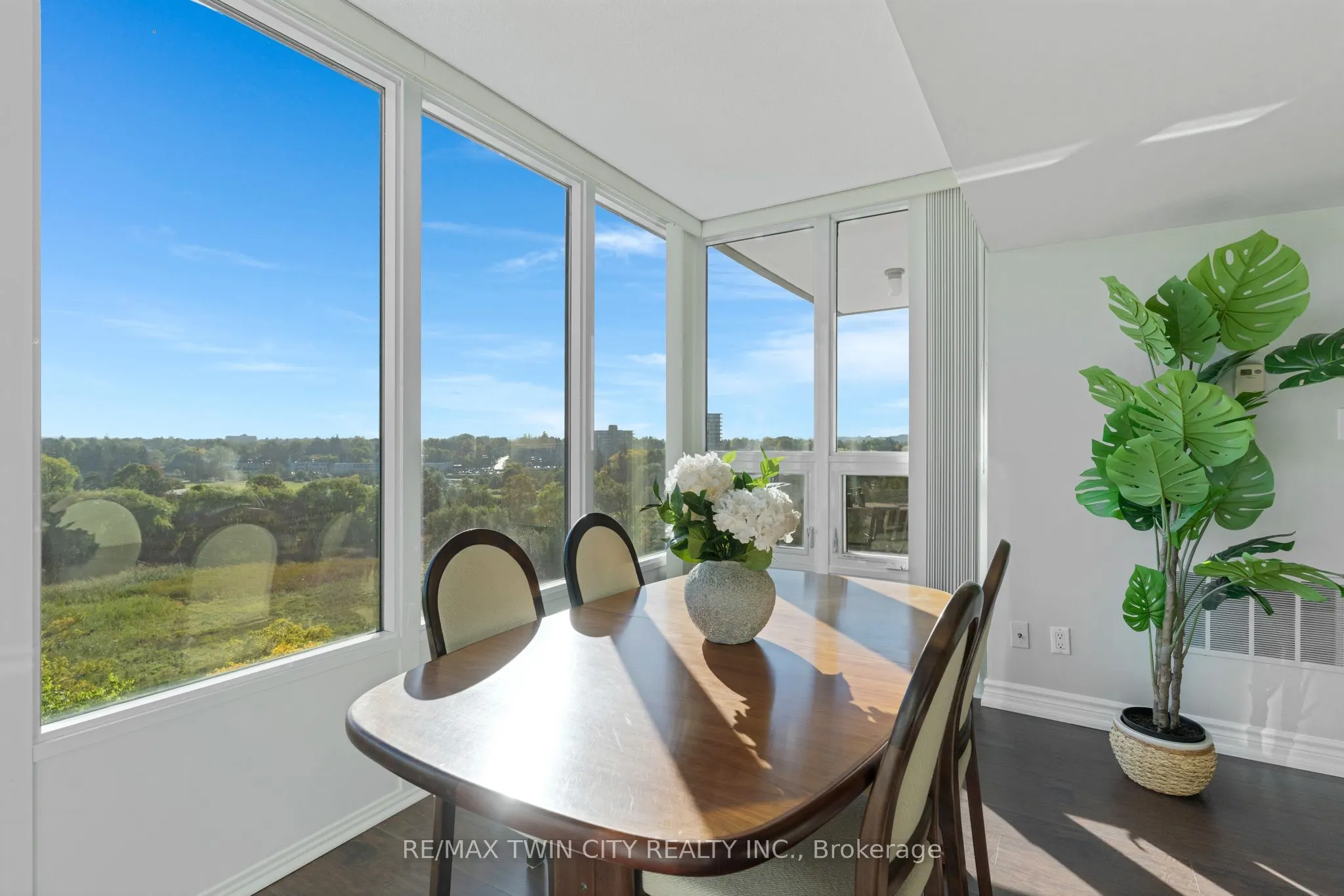 237 King Street W #402