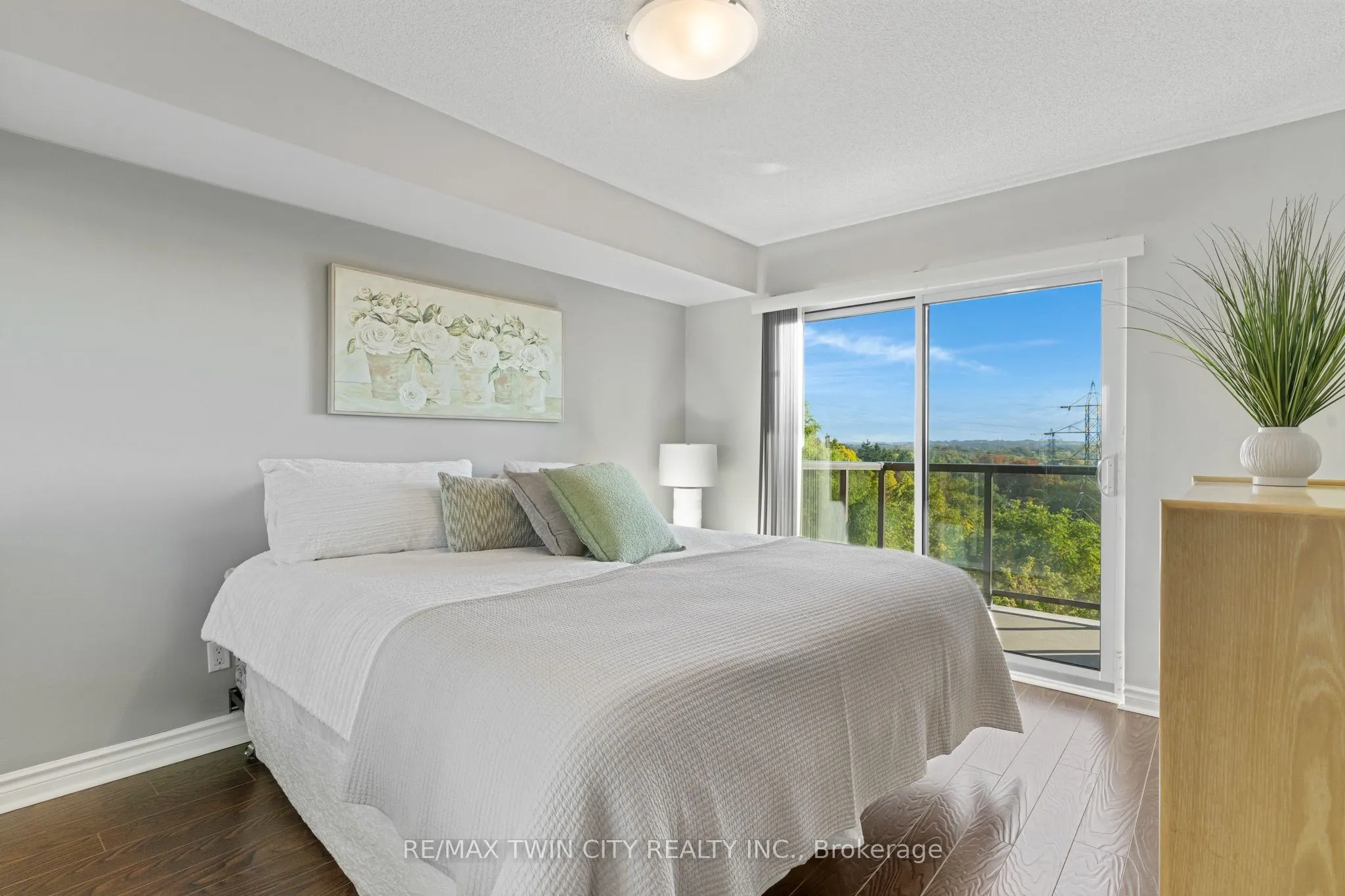 237 King Street W #402