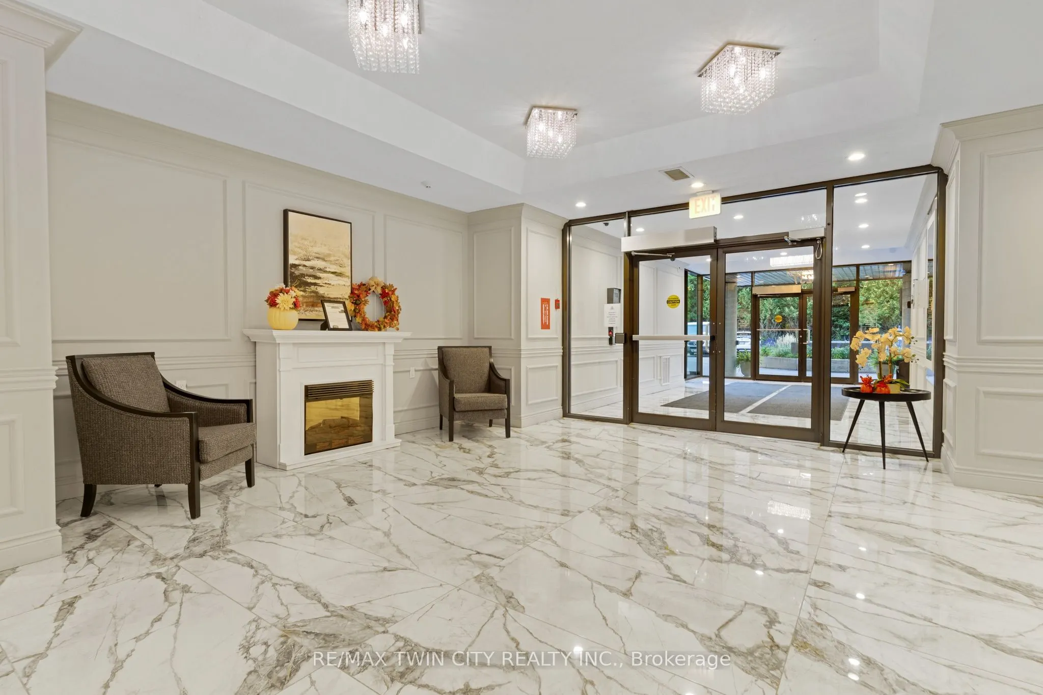 237 King Street W #402
