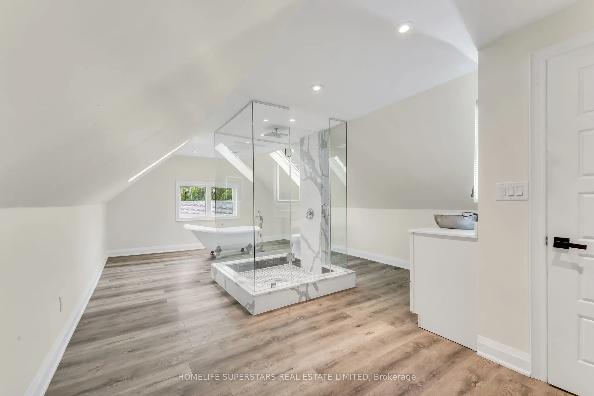 689 Northline Road