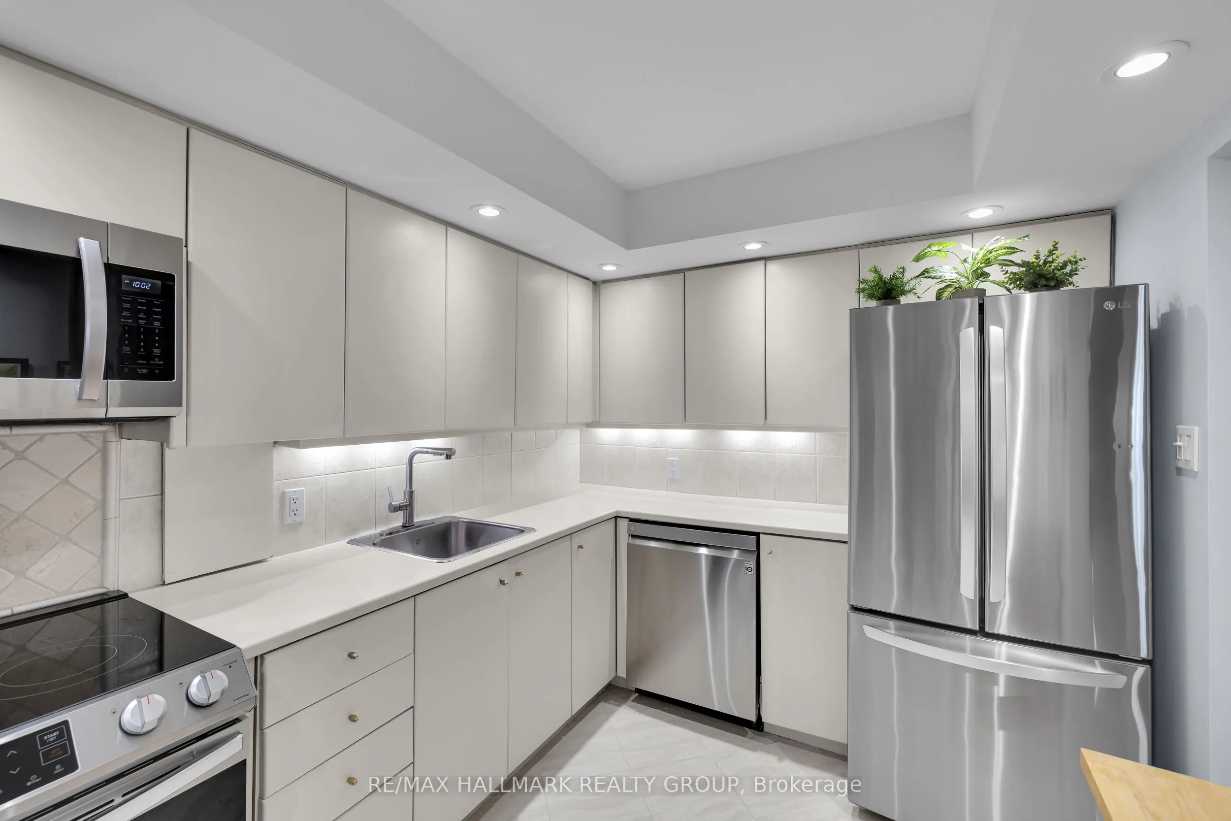 151 Bay Street #810