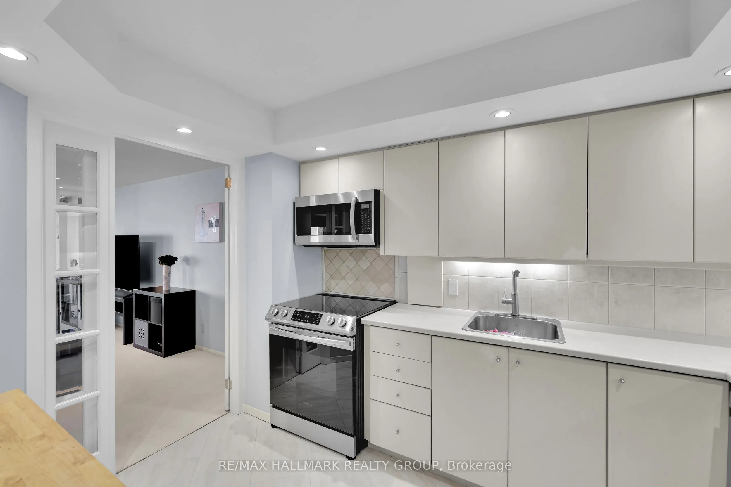 151 Bay Street #810