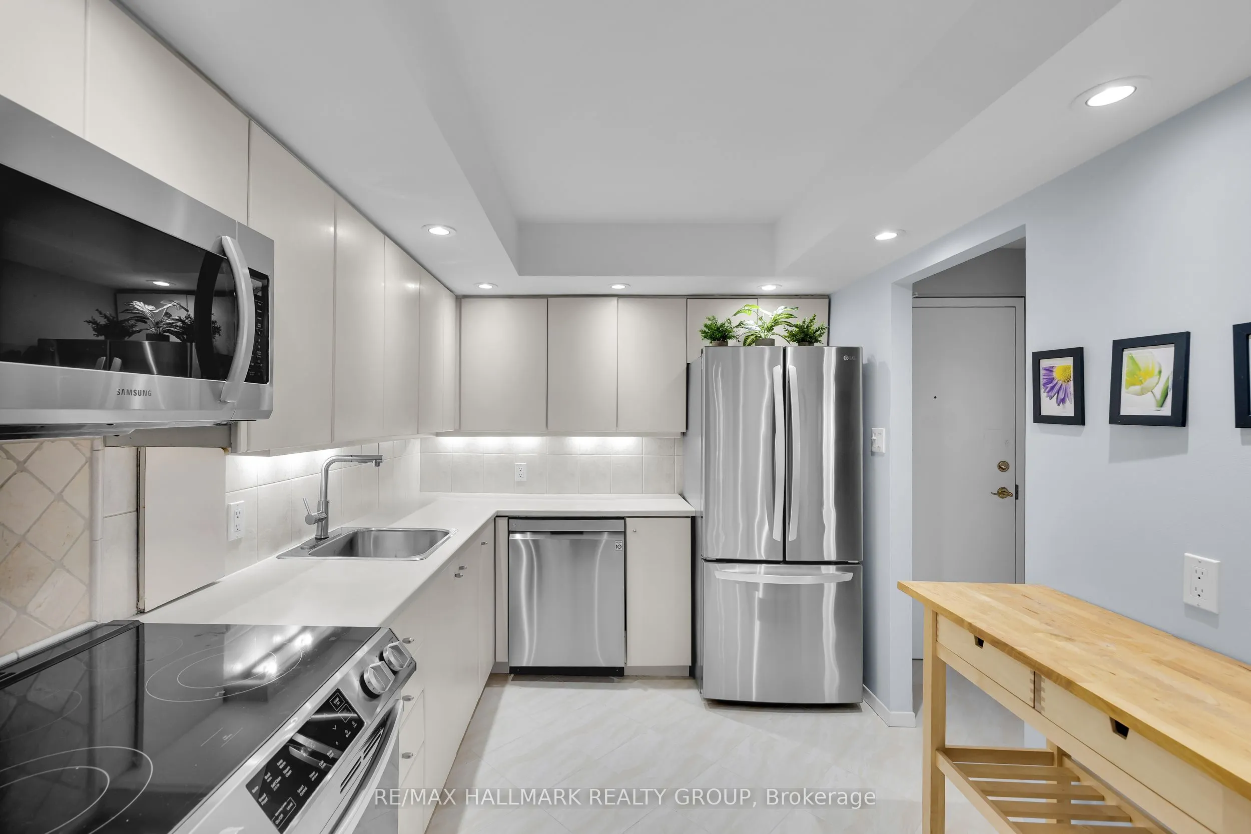 151 Bay Street #810