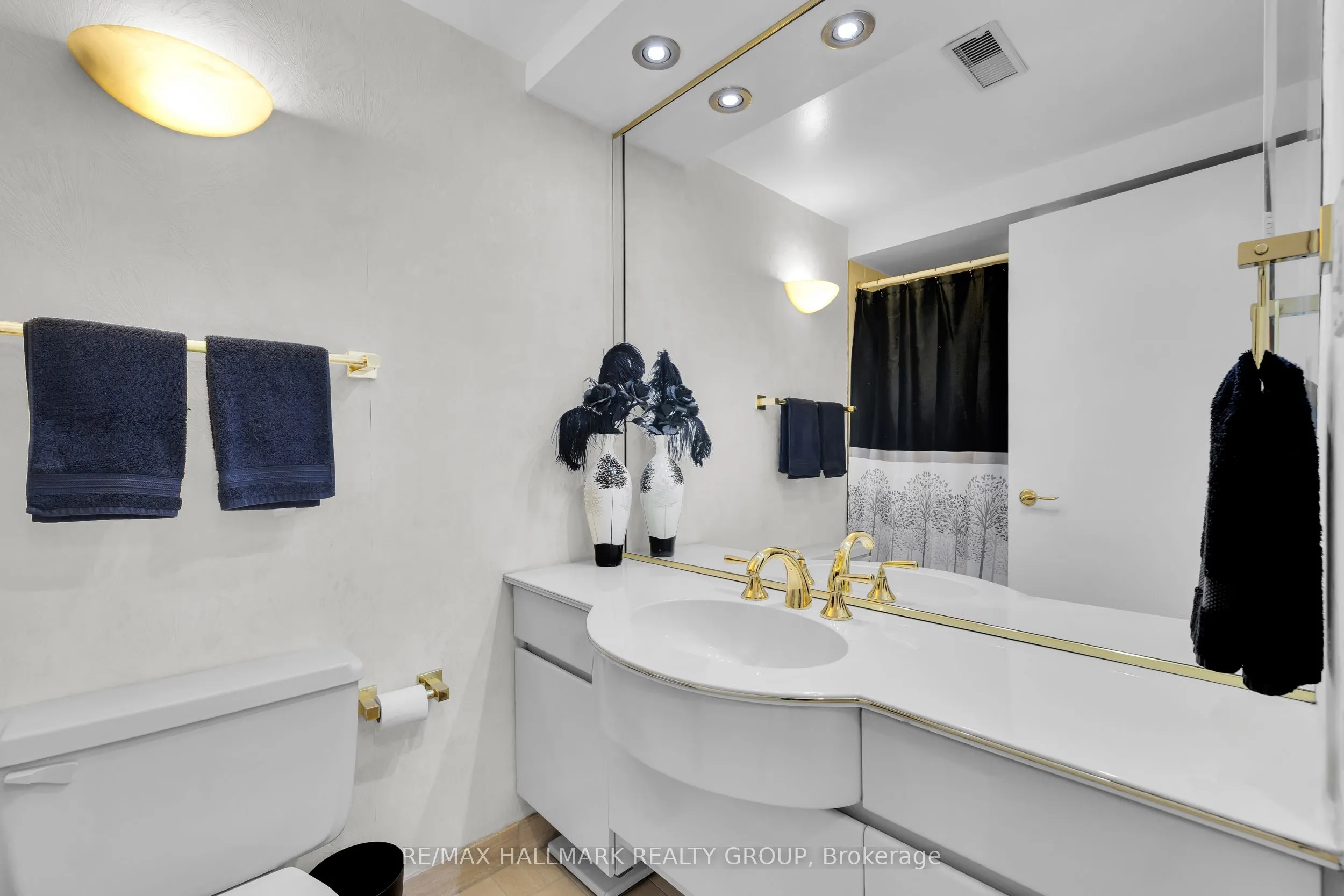 151 Bay Street #810