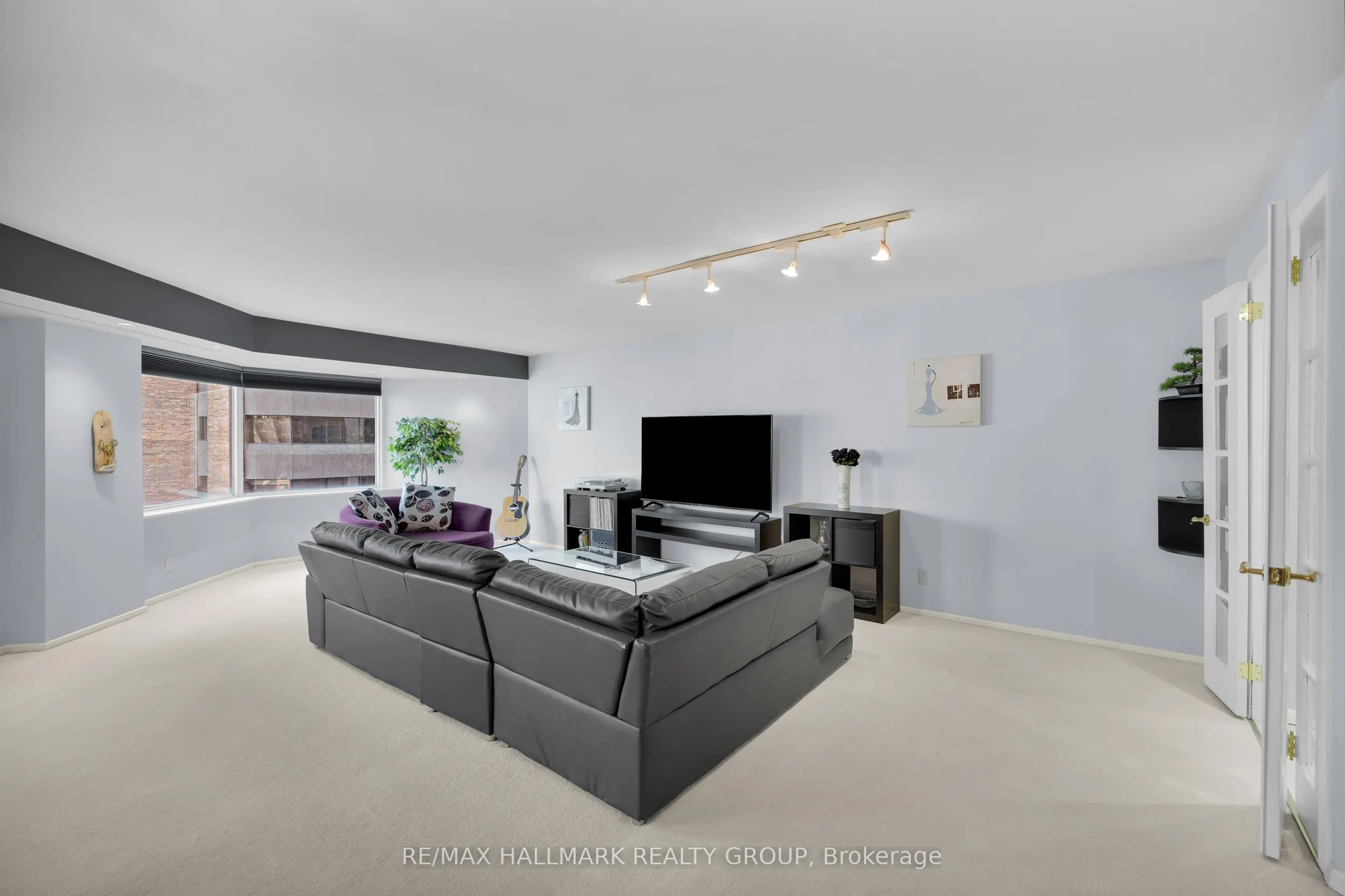 151 Bay Street #810