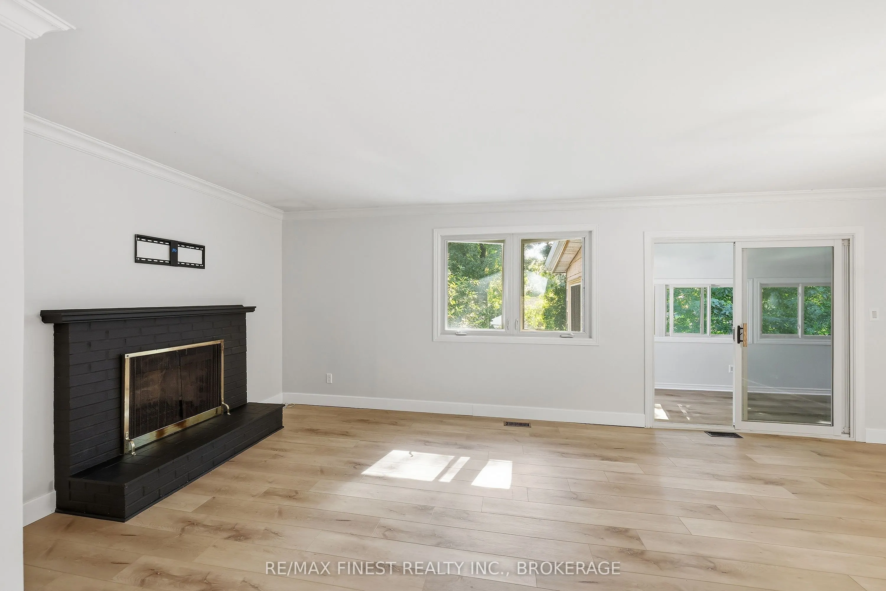 933 Mayfair Crescent