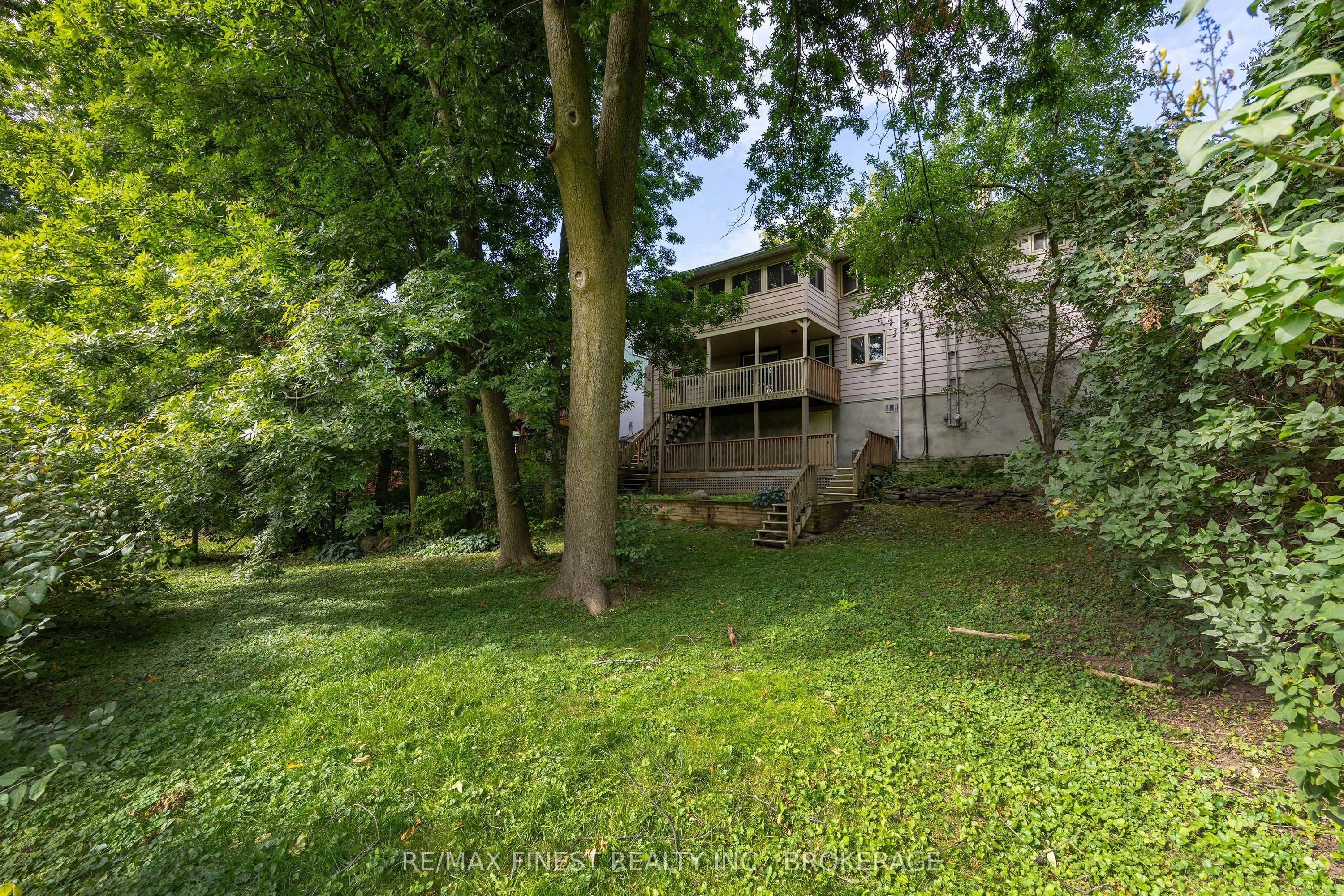 933 Mayfair Crescent