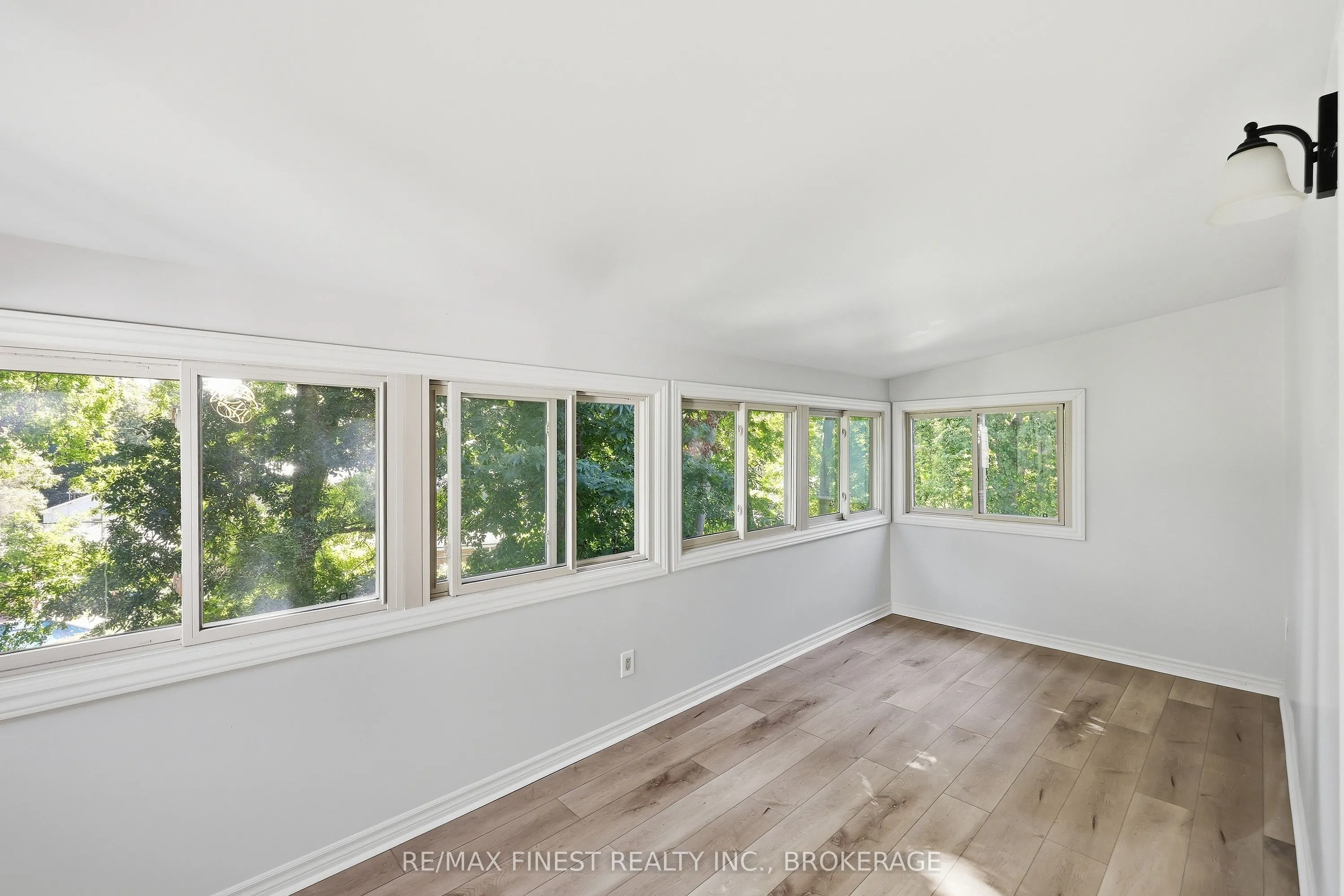 933 Mayfair Crescent