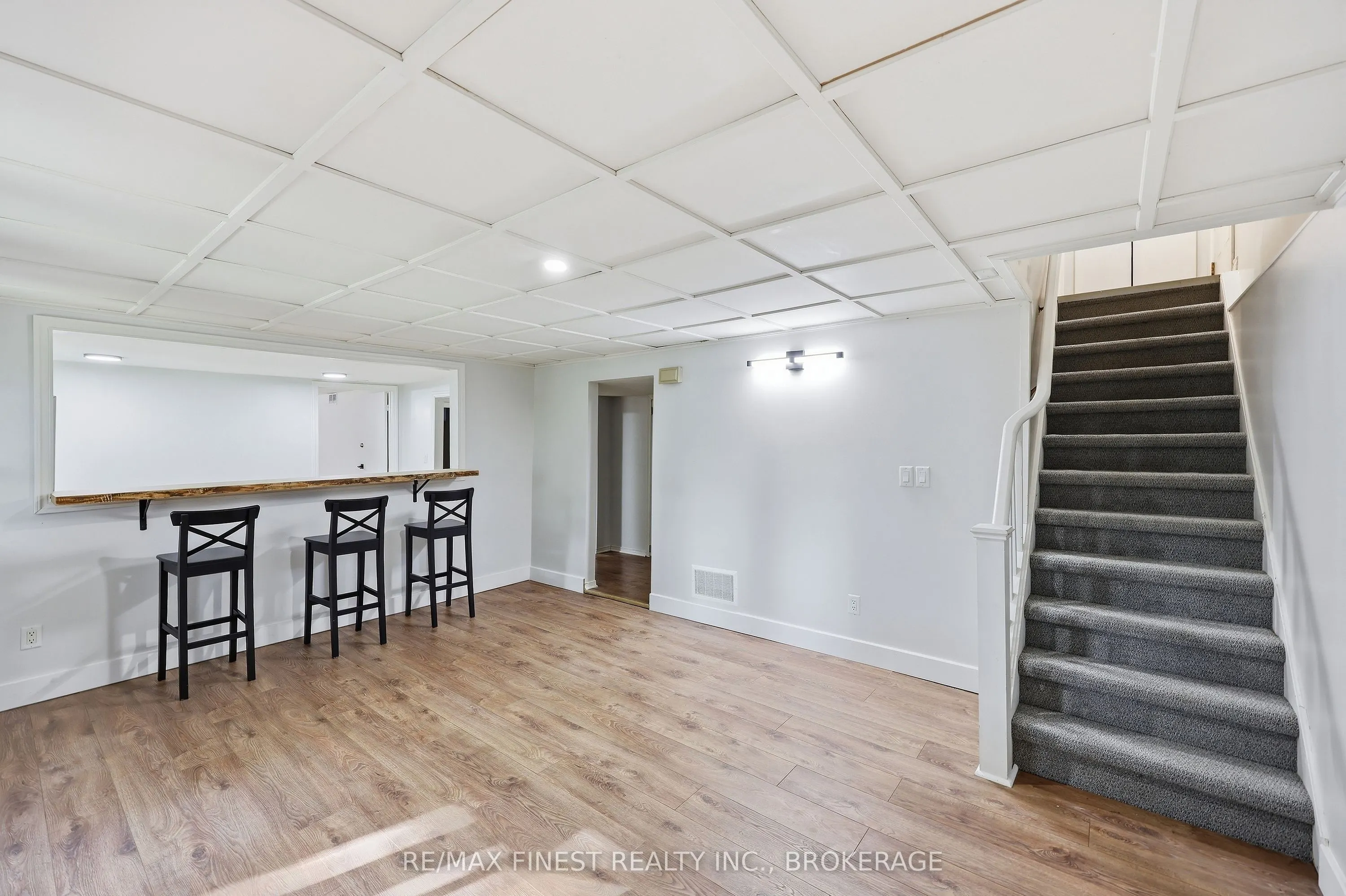 933 Mayfair Crescent