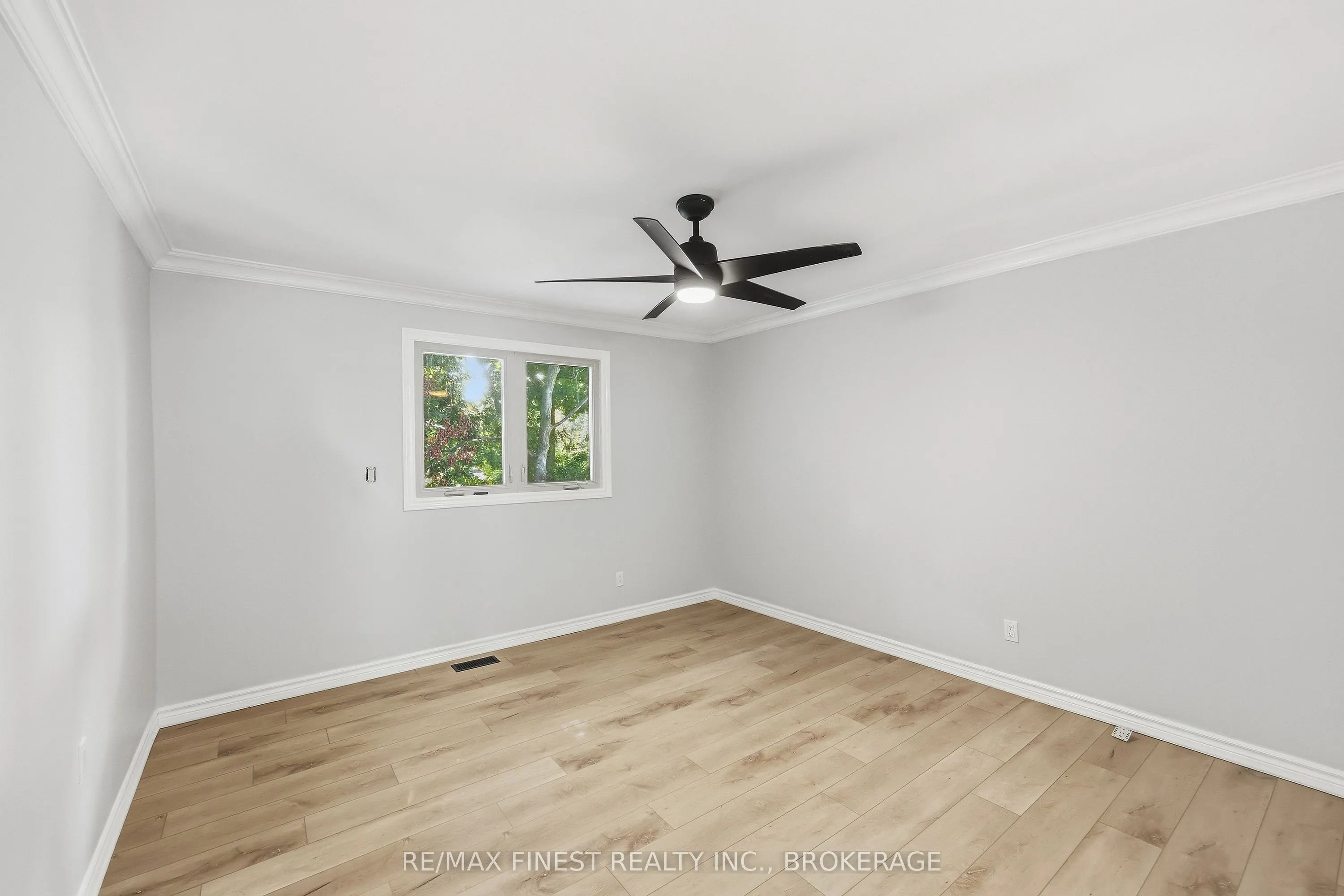 933 Mayfair Crescent
