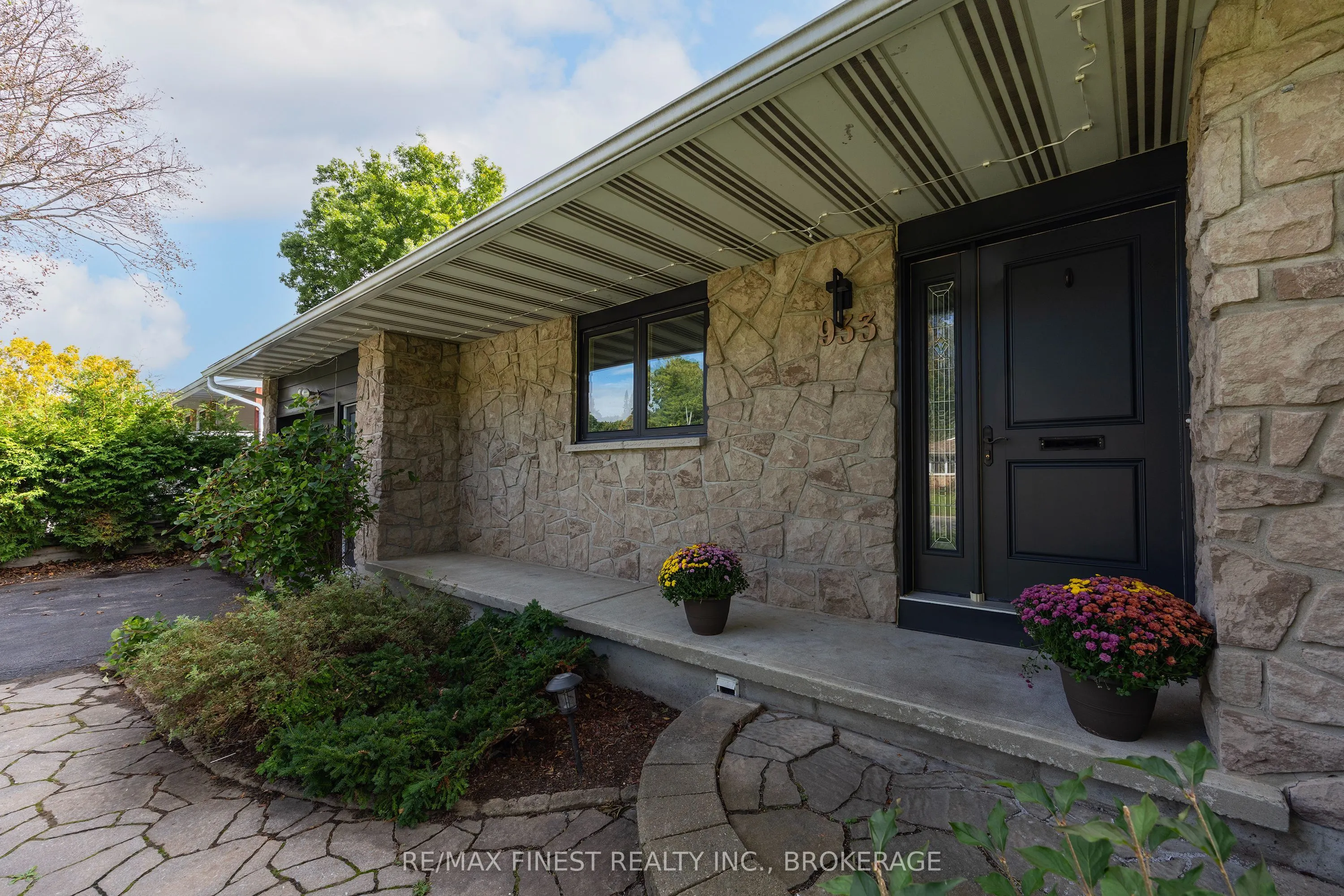 933 Mayfair Crescent
