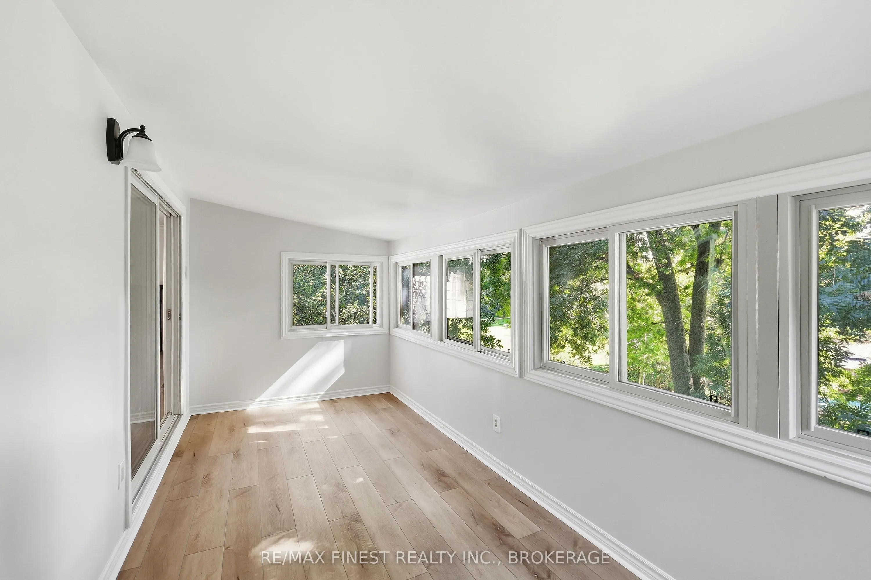 933 Mayfair Crescent